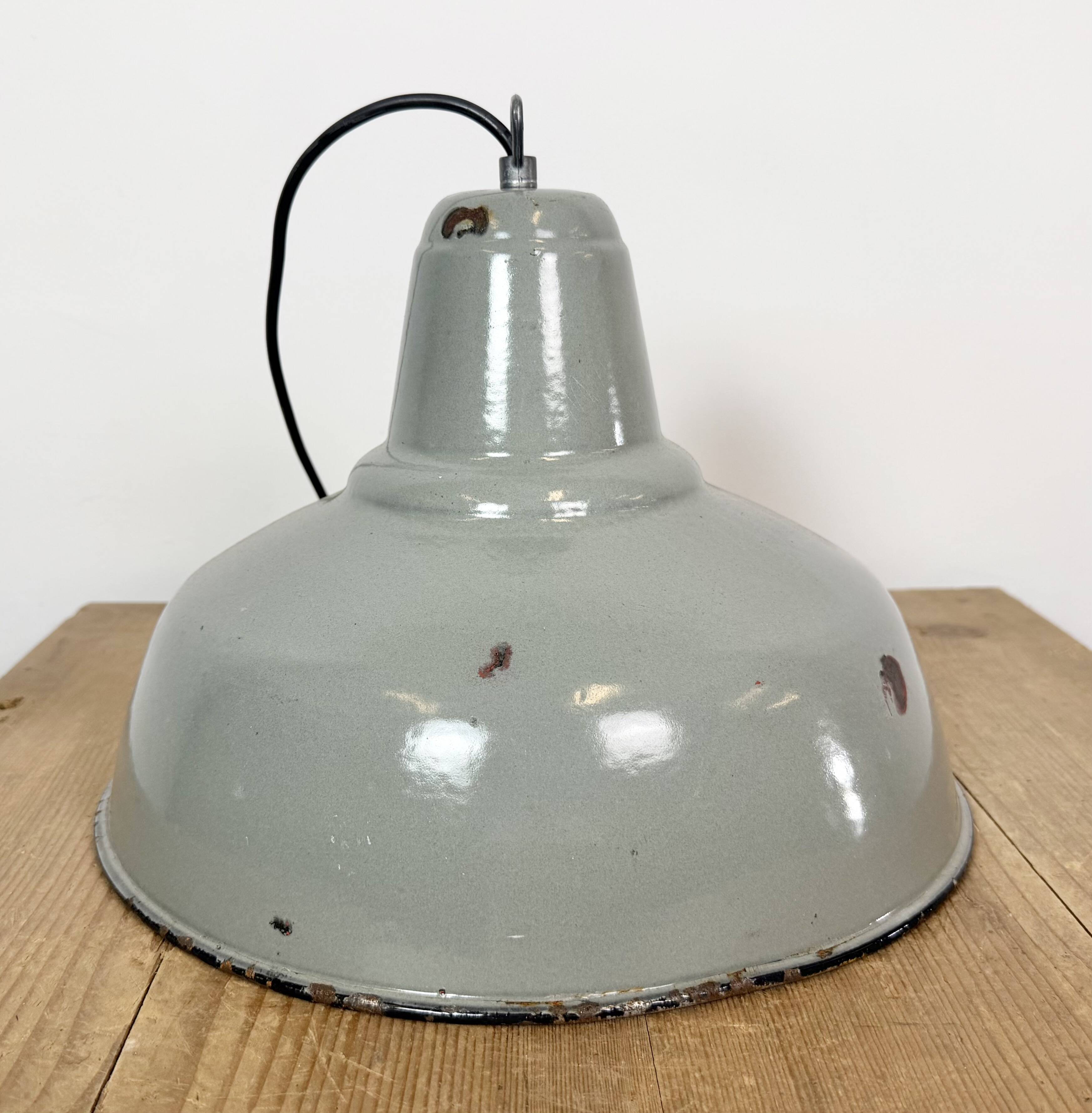 Lampe suspendue en émail gris industriel, années 1960