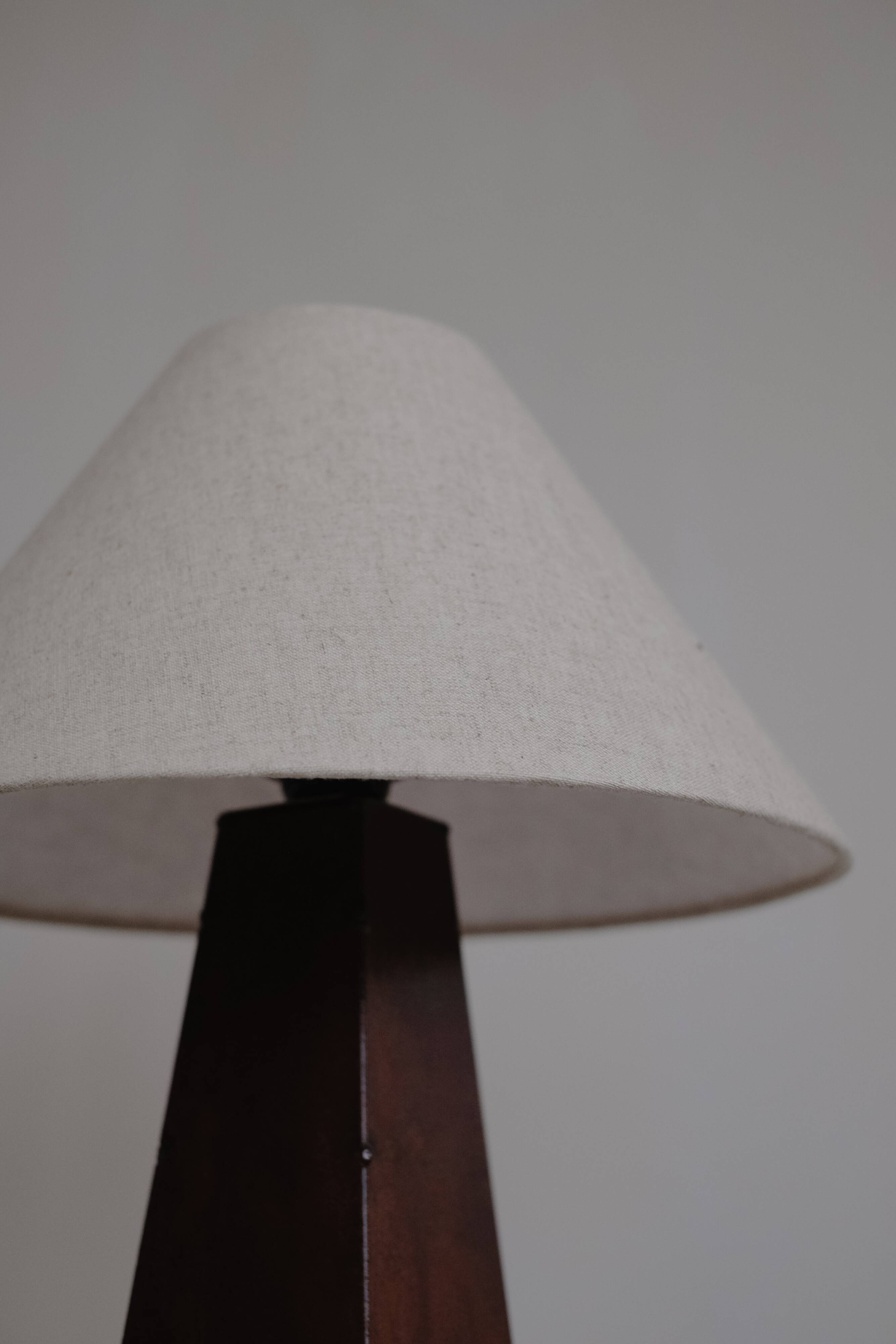 Obelisk table lamp