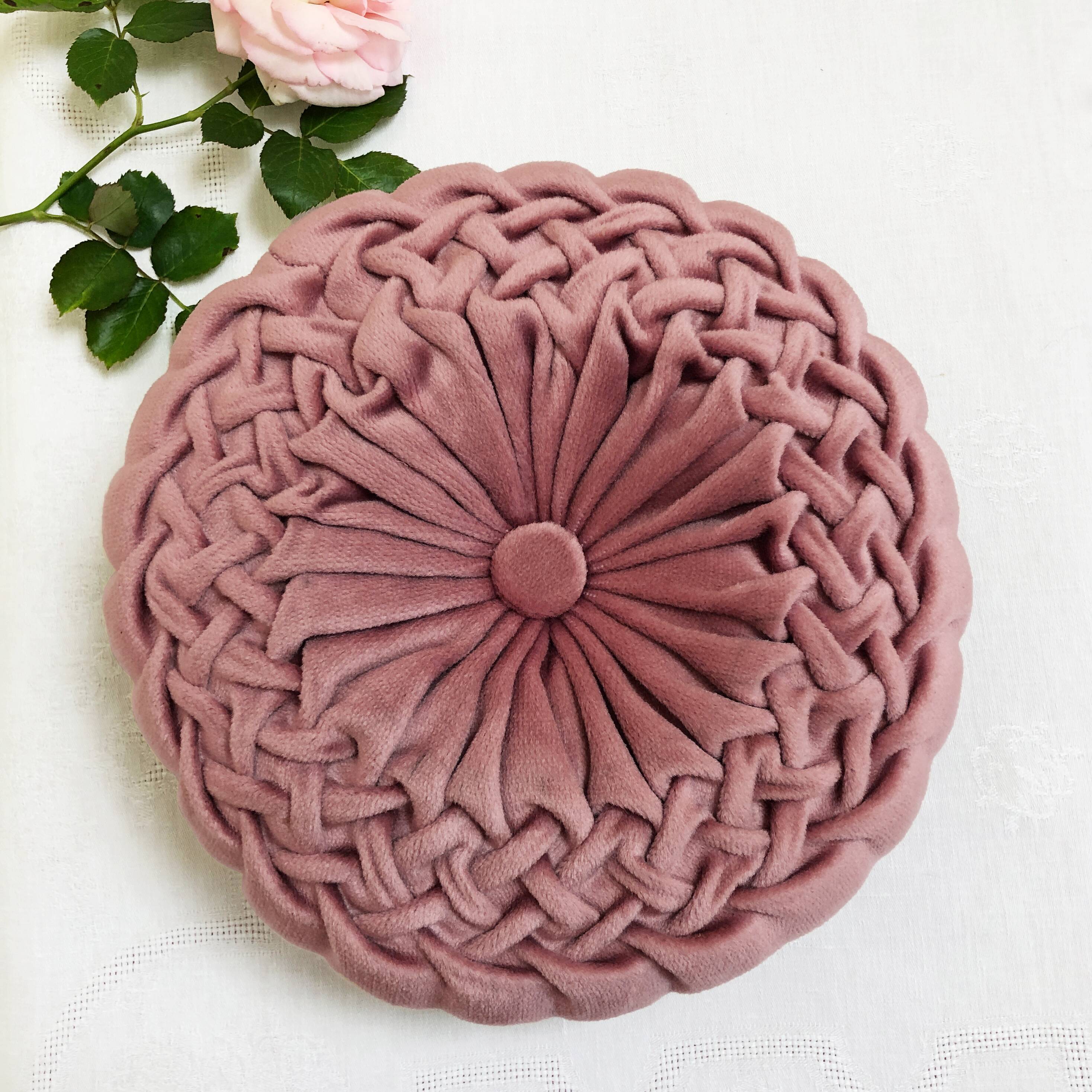 Coussin plissé ancien en velours rose