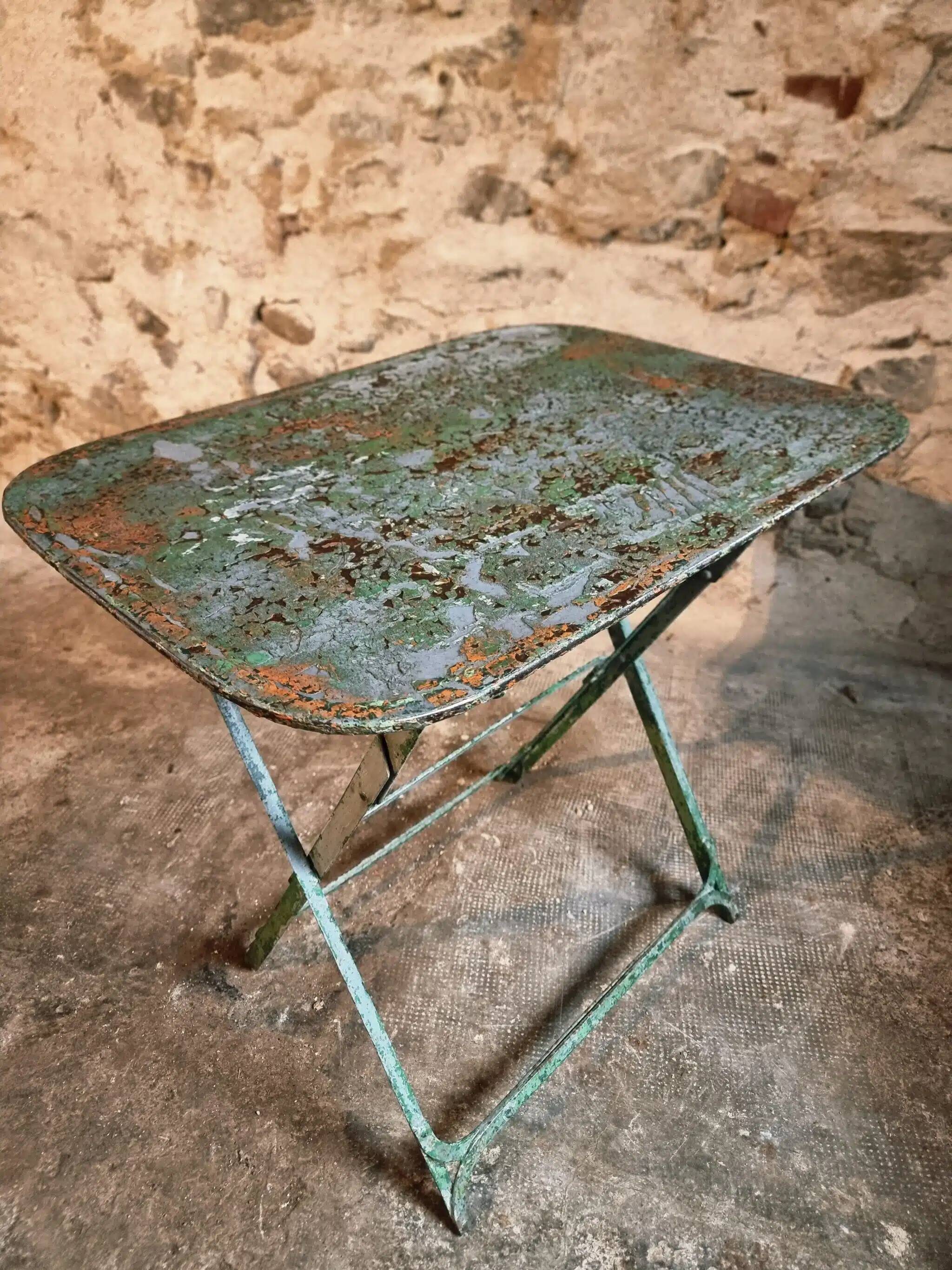 Table bistrot pliante française en fer riveté, années 1920