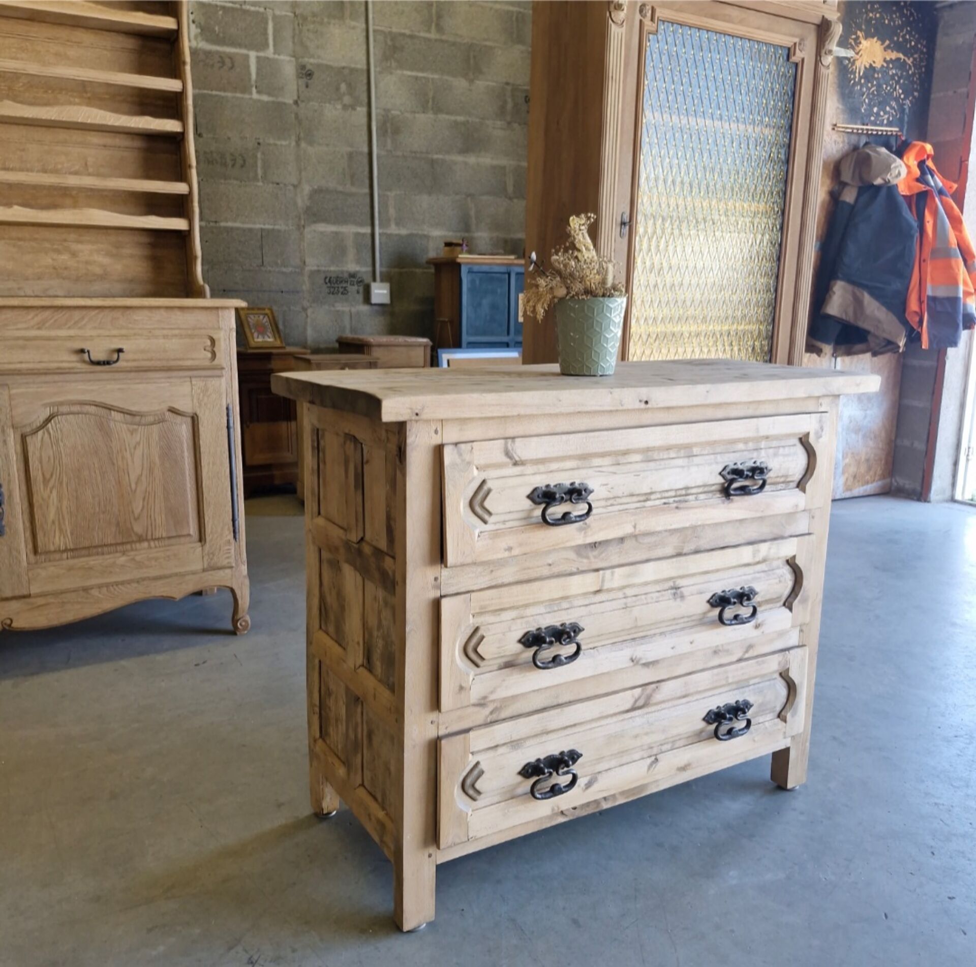 Commode ancienne en bois massif – rénovée