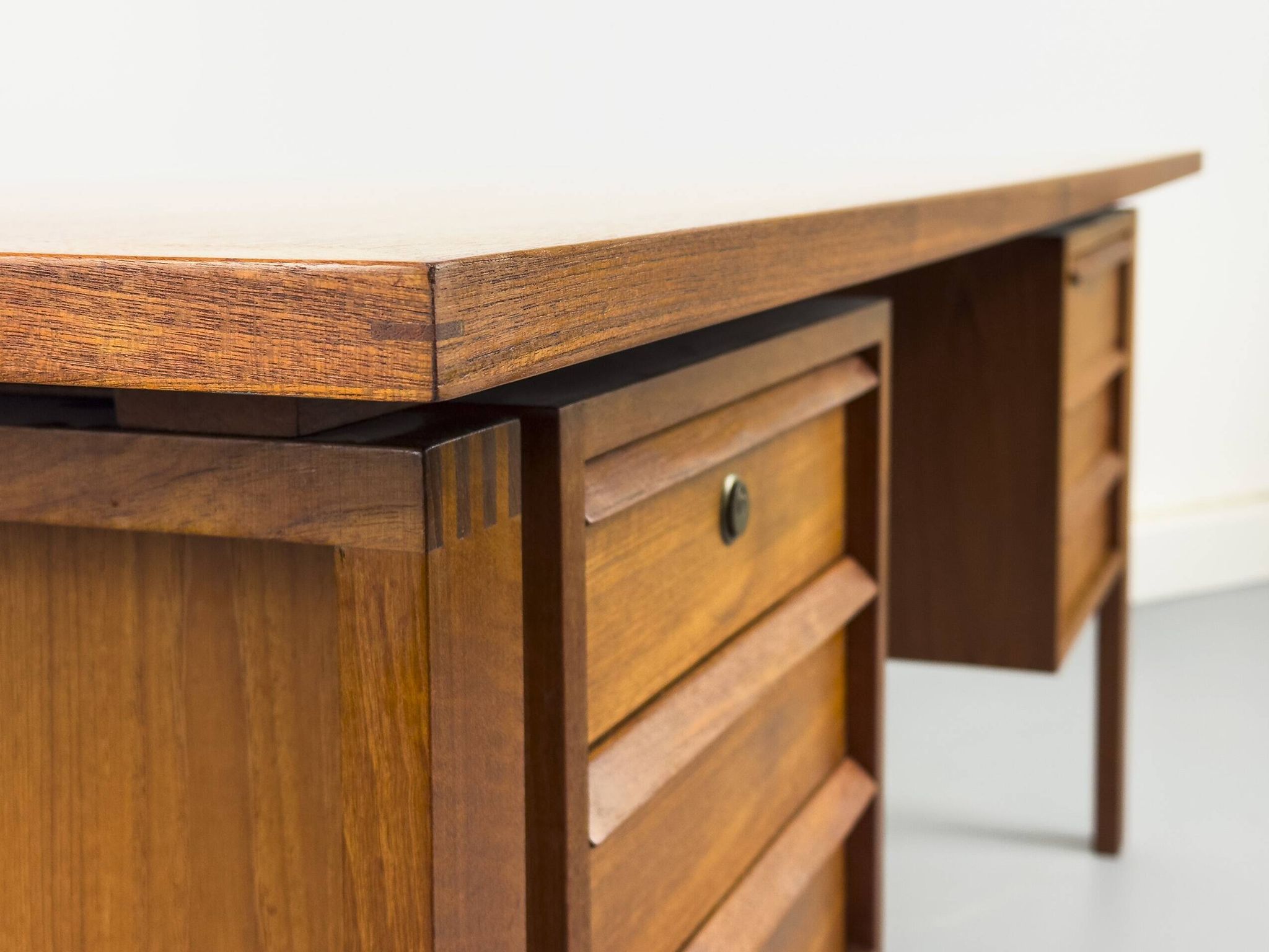 Mid-century teak desk by Svend Åge Madsen for Sigurd Hansen, 1960s.