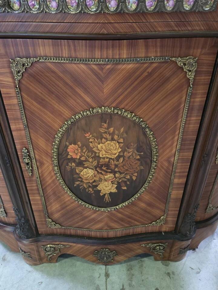Meuble d’appui de style Napoléon III " Boulle" orné de médaillons