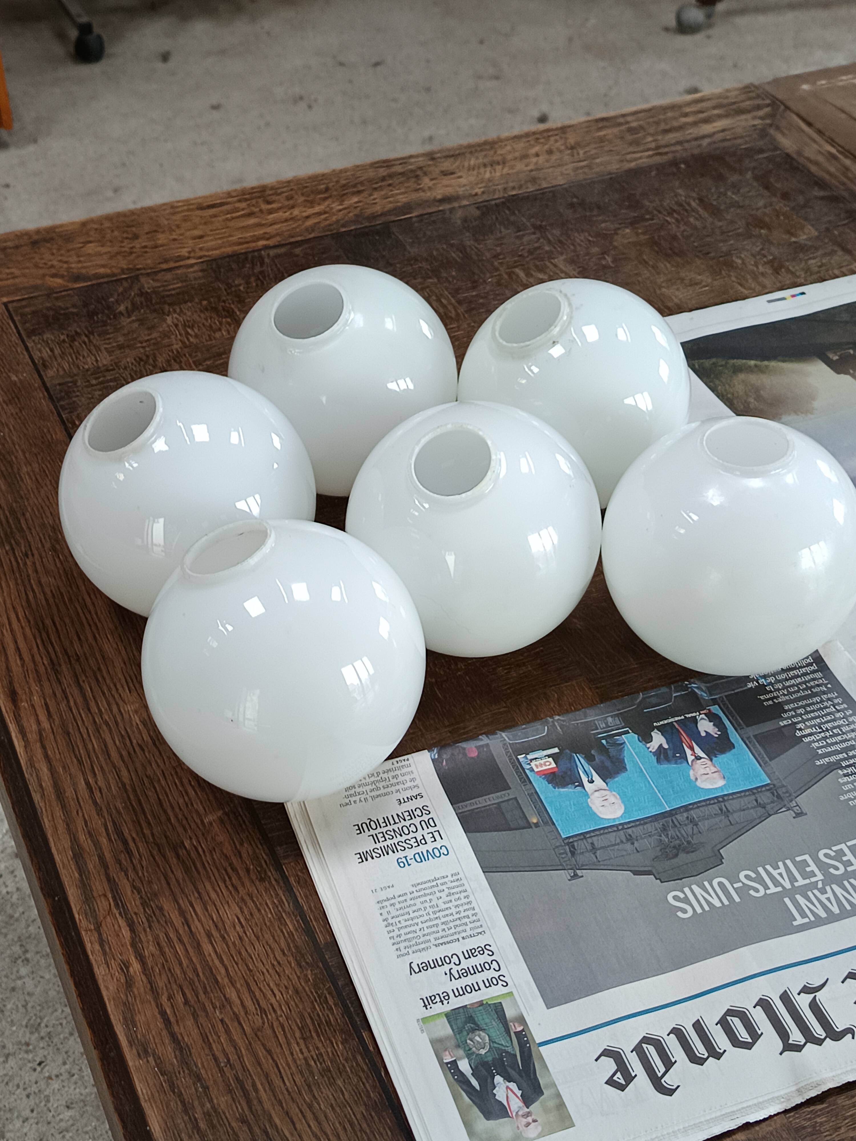 Lot de 6 globes anciens en opaline blanche