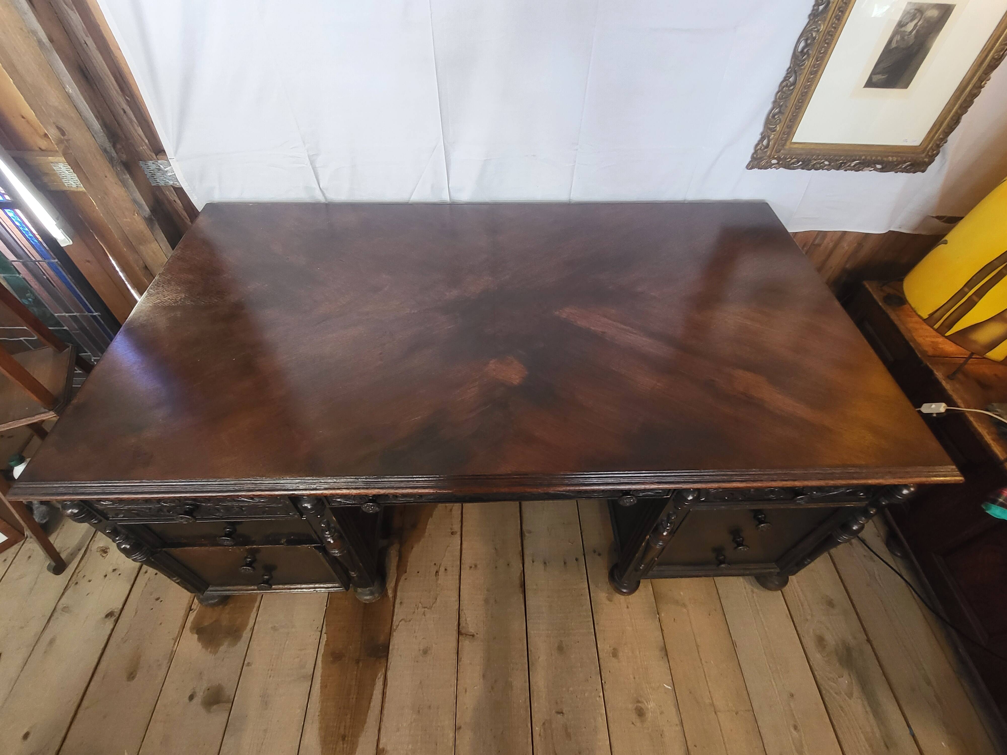 Grand Bureau Américain toutes faces Sculpté "Leopold Desk Co." – Circa 1920