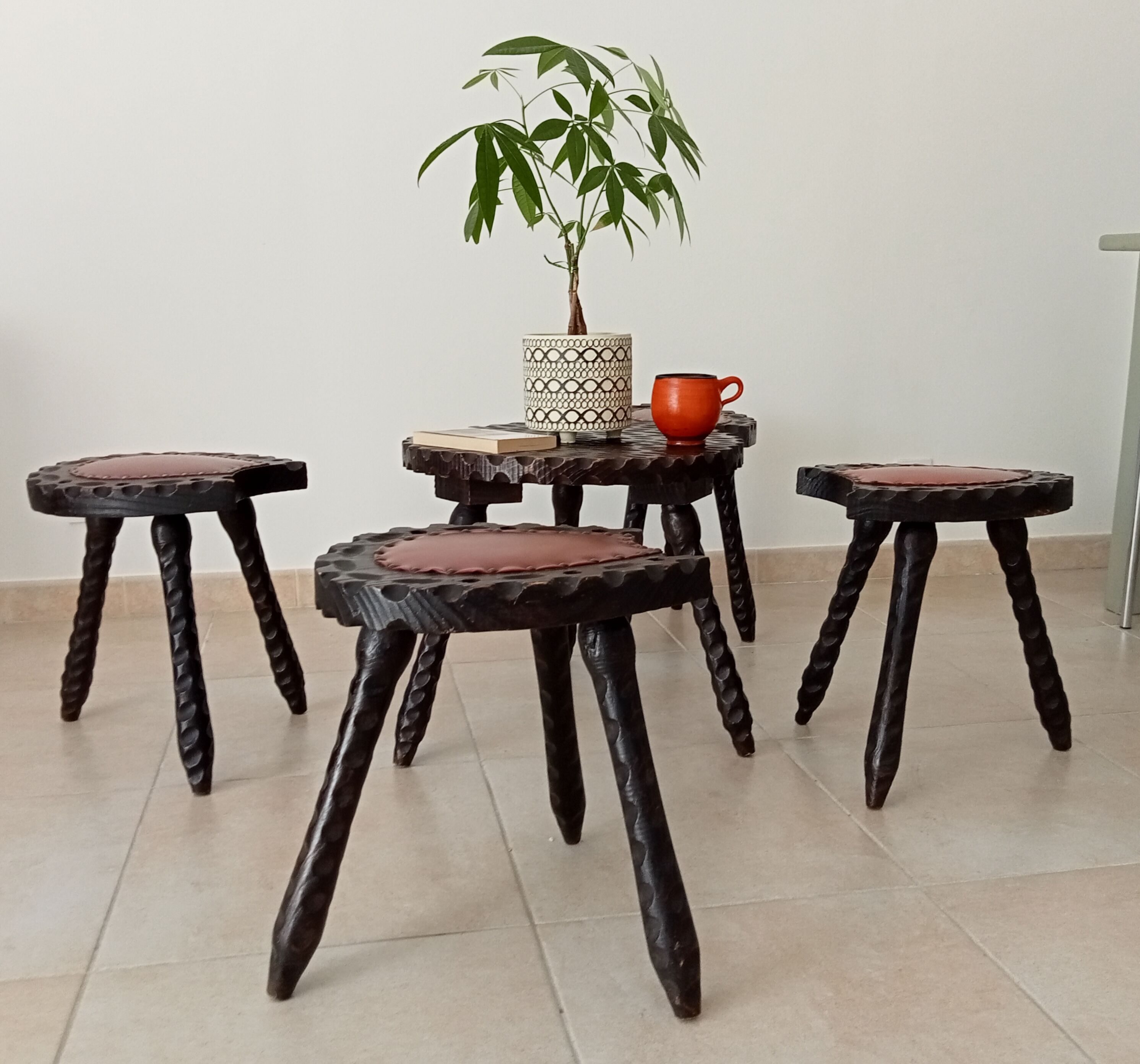 Ensemble de 5 tabourets et une table tripode brutaliste espagnol années 60