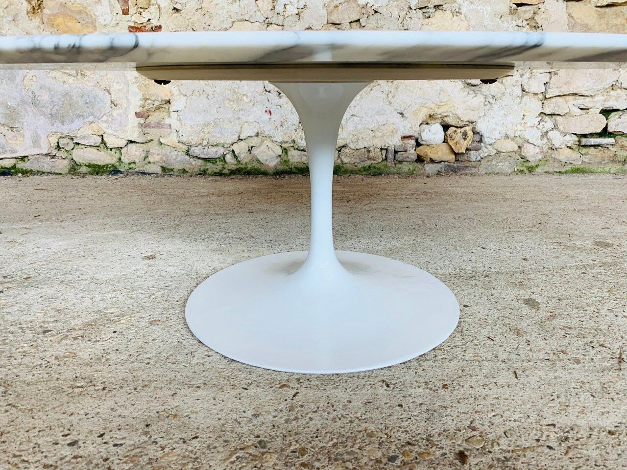 Eero Saarinen coffee table, oval, "Tulip" by Knoll International, circa 70's