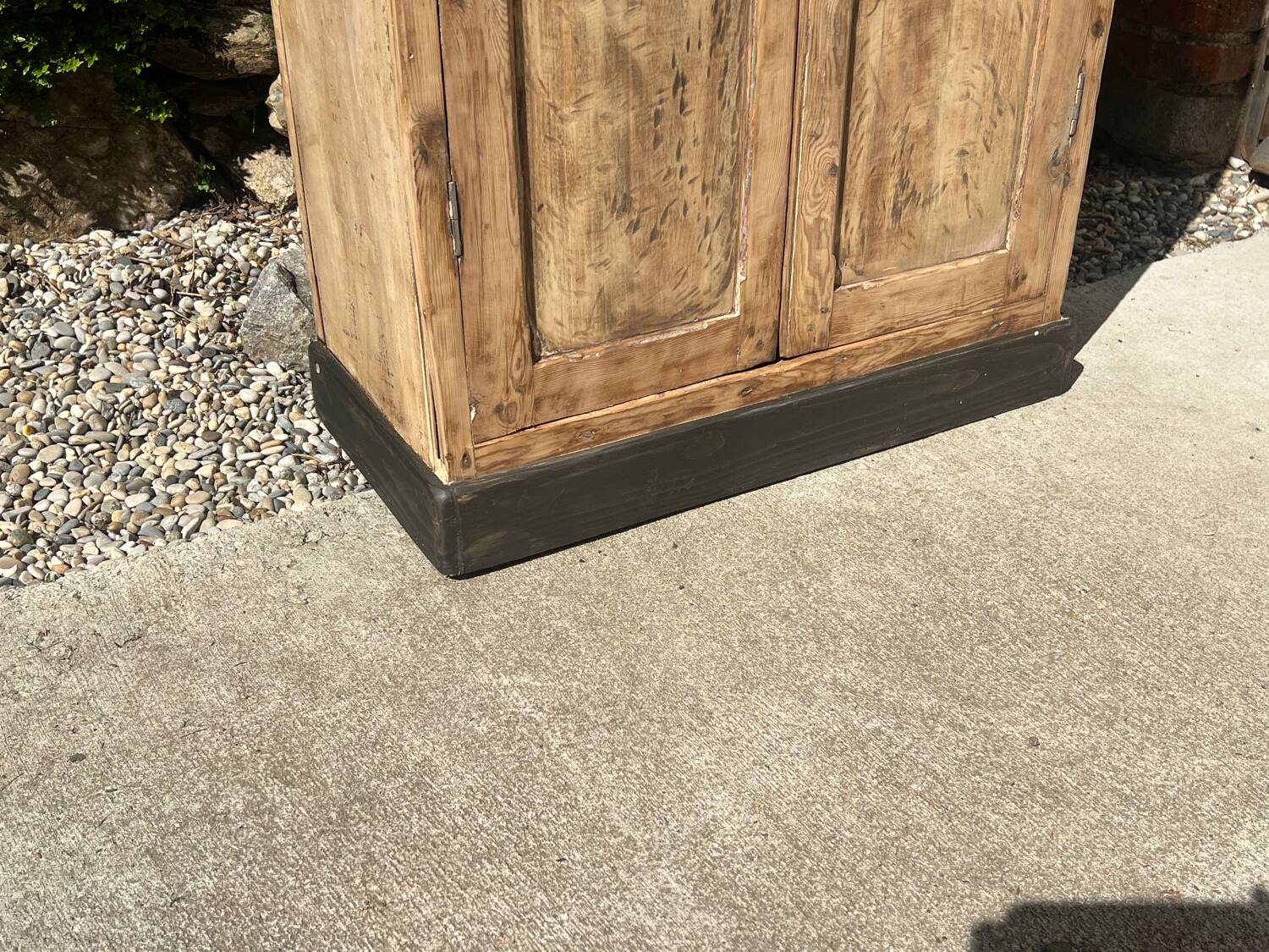 Beautiful piece of furniture with 8 drawers/2 doors in raw wood.