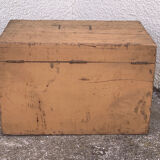 Coffre en bois patine jaune