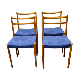 Un ensemble de quatre - chaises