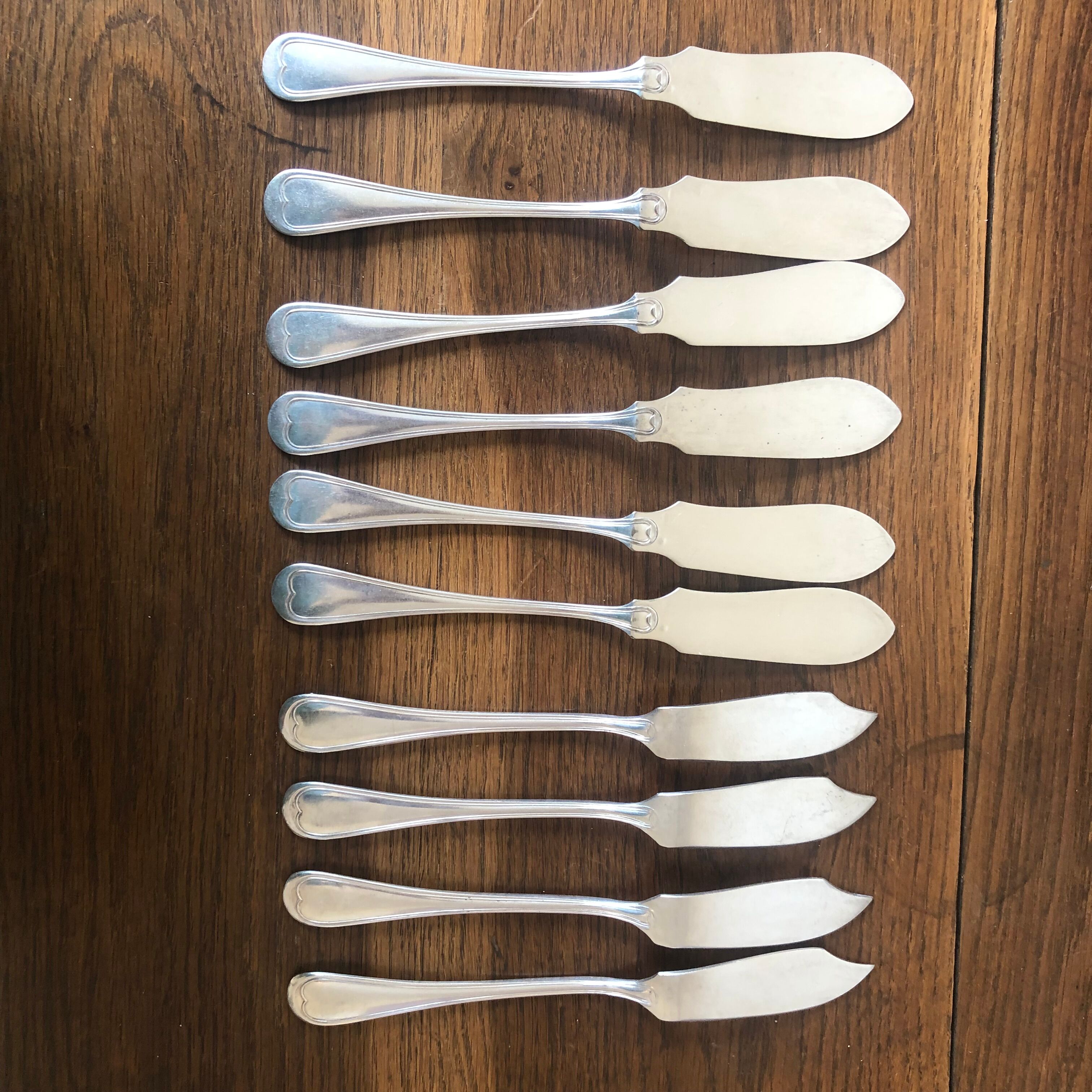 10 mismatched fish knives, silver metal