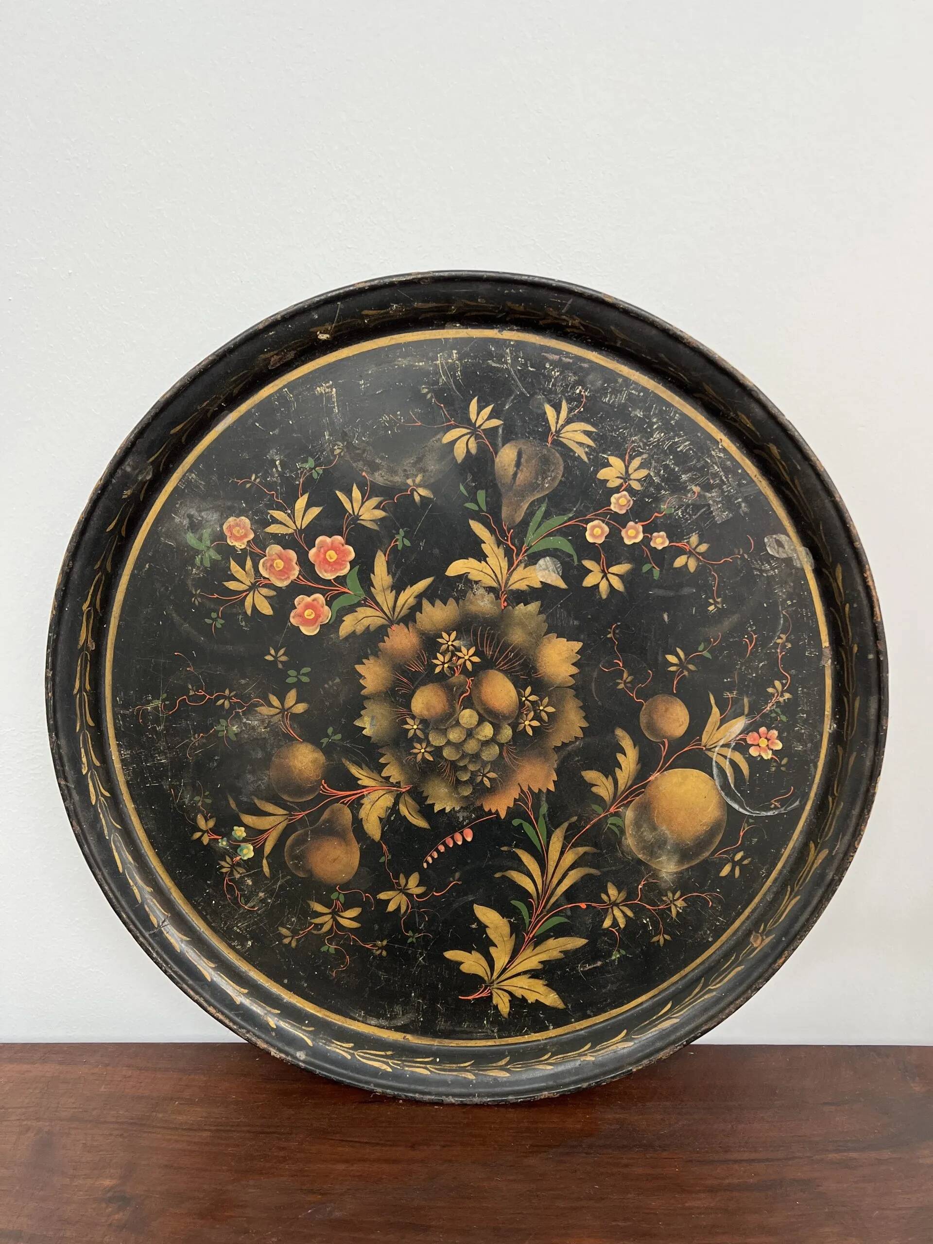 Round plateau, 19th century, painted black with fruit and grape decoration (49 cm)