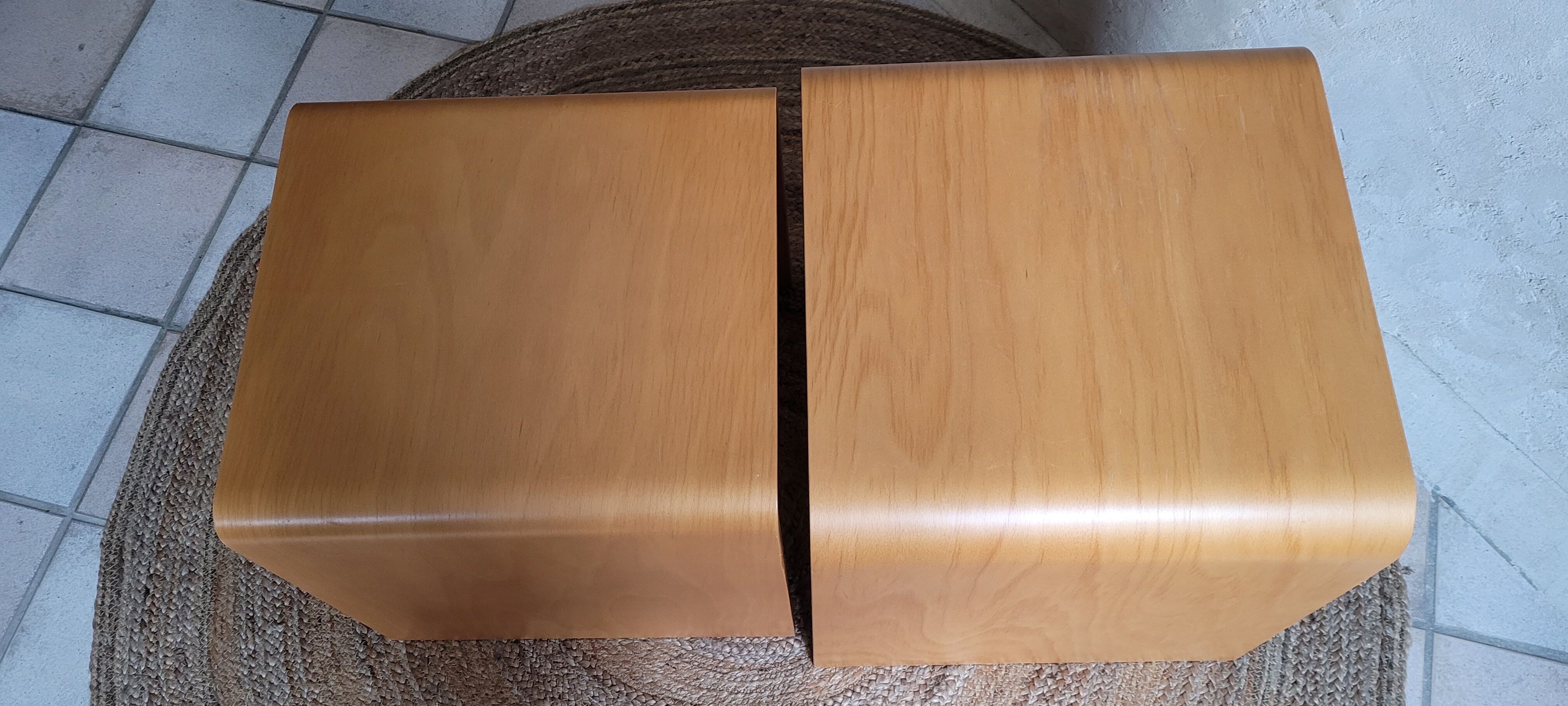 Set of two nesting tables