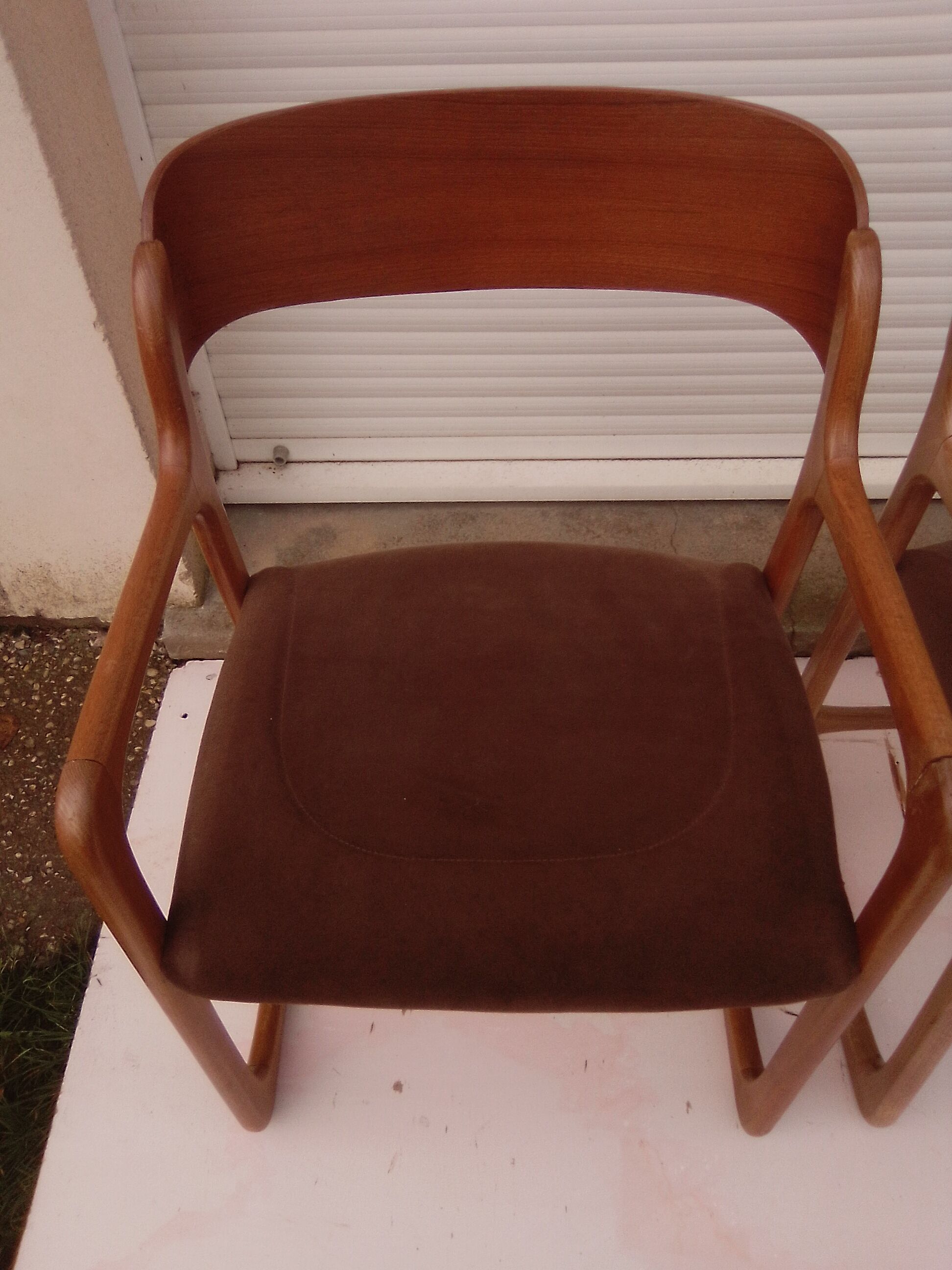 Paire de fauteuils traineau Baumann assise en velours marron