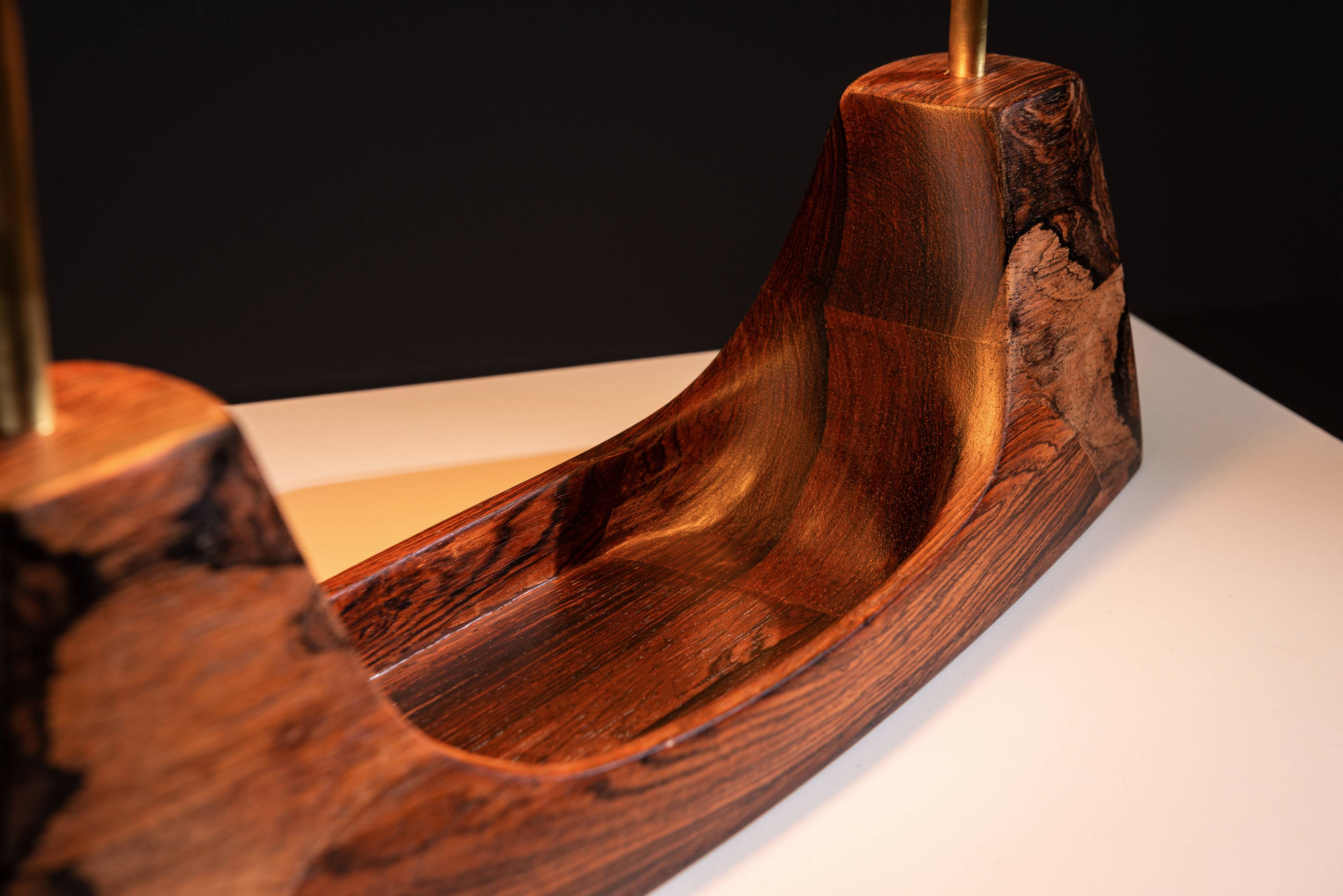 Lampe de bureau de direction rare en bois massif