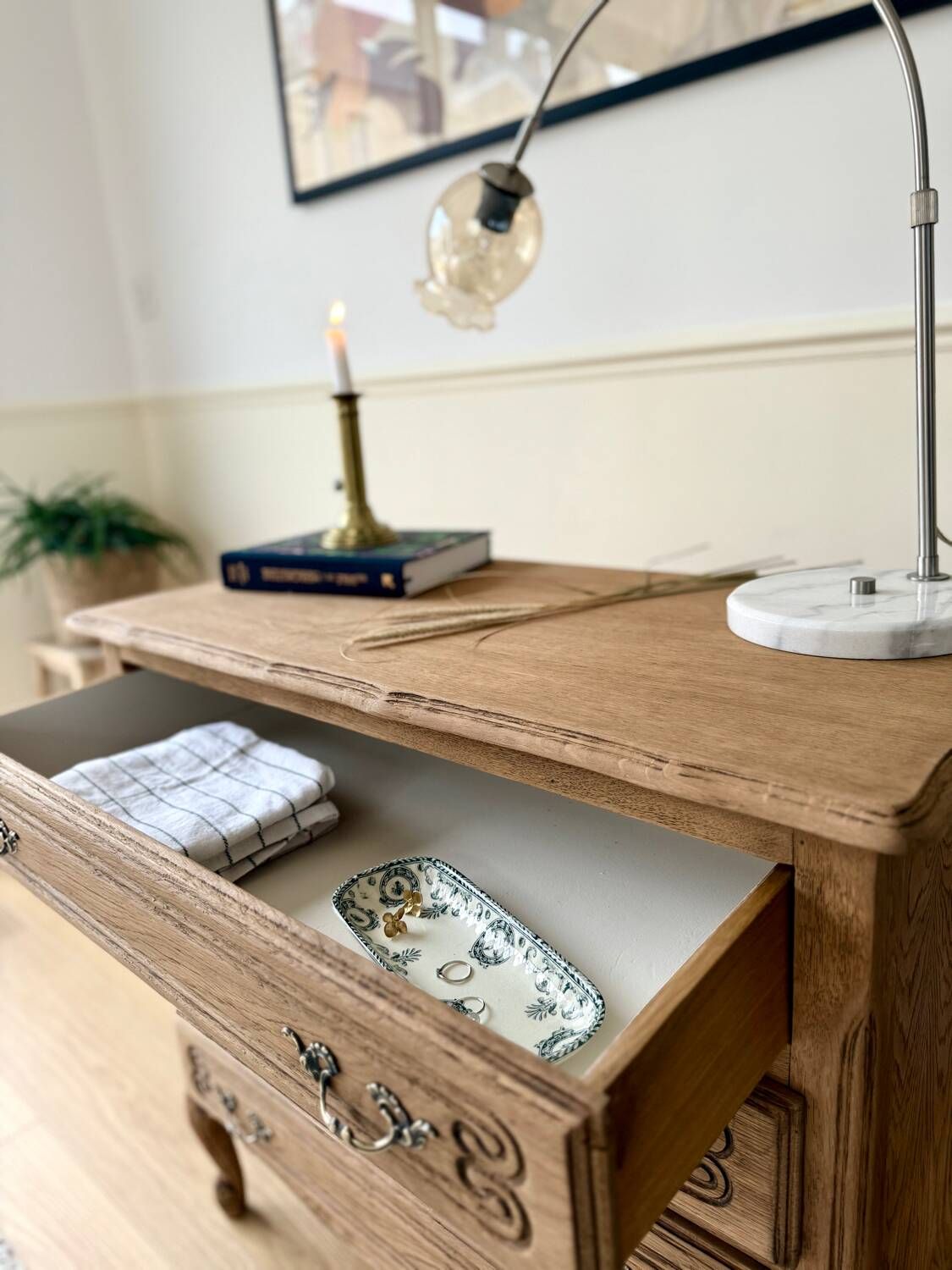 Beautiful renovated wooden chest of drawers - 4 drawers