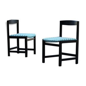 chaises noires et bleu