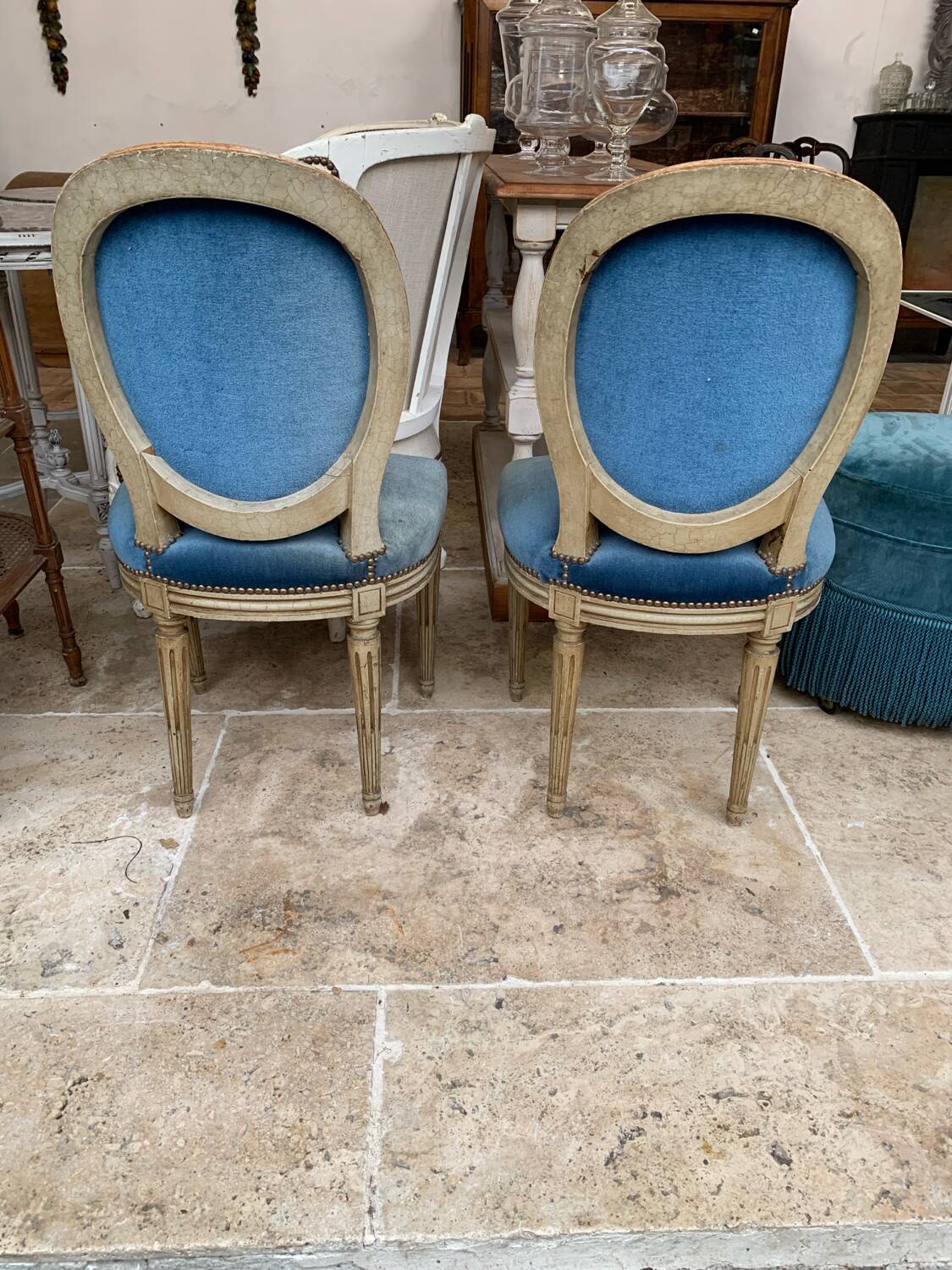 Paire de chaises médaillon en velours