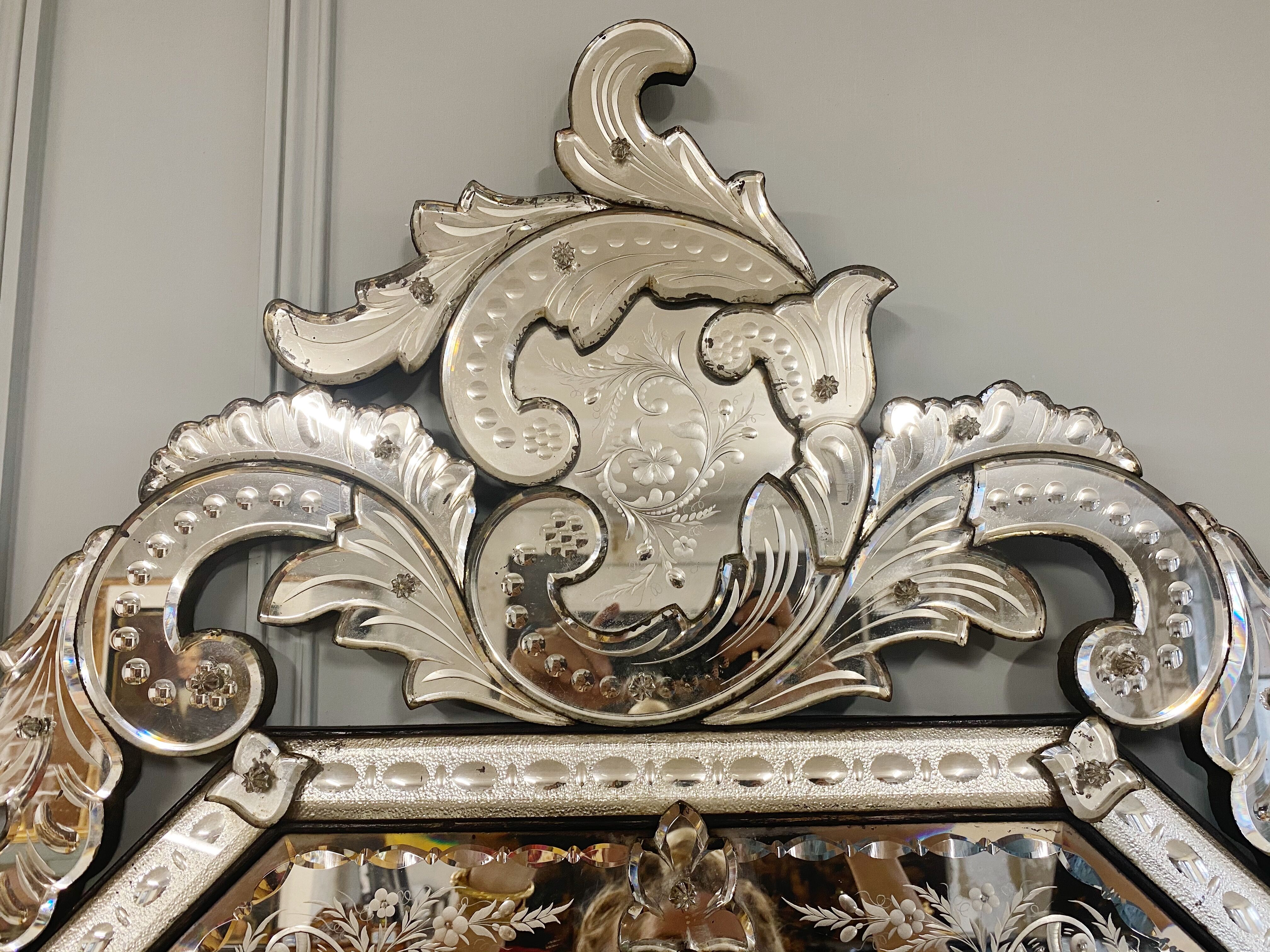 19th century Venitien mirror in bevelled and engraved glass