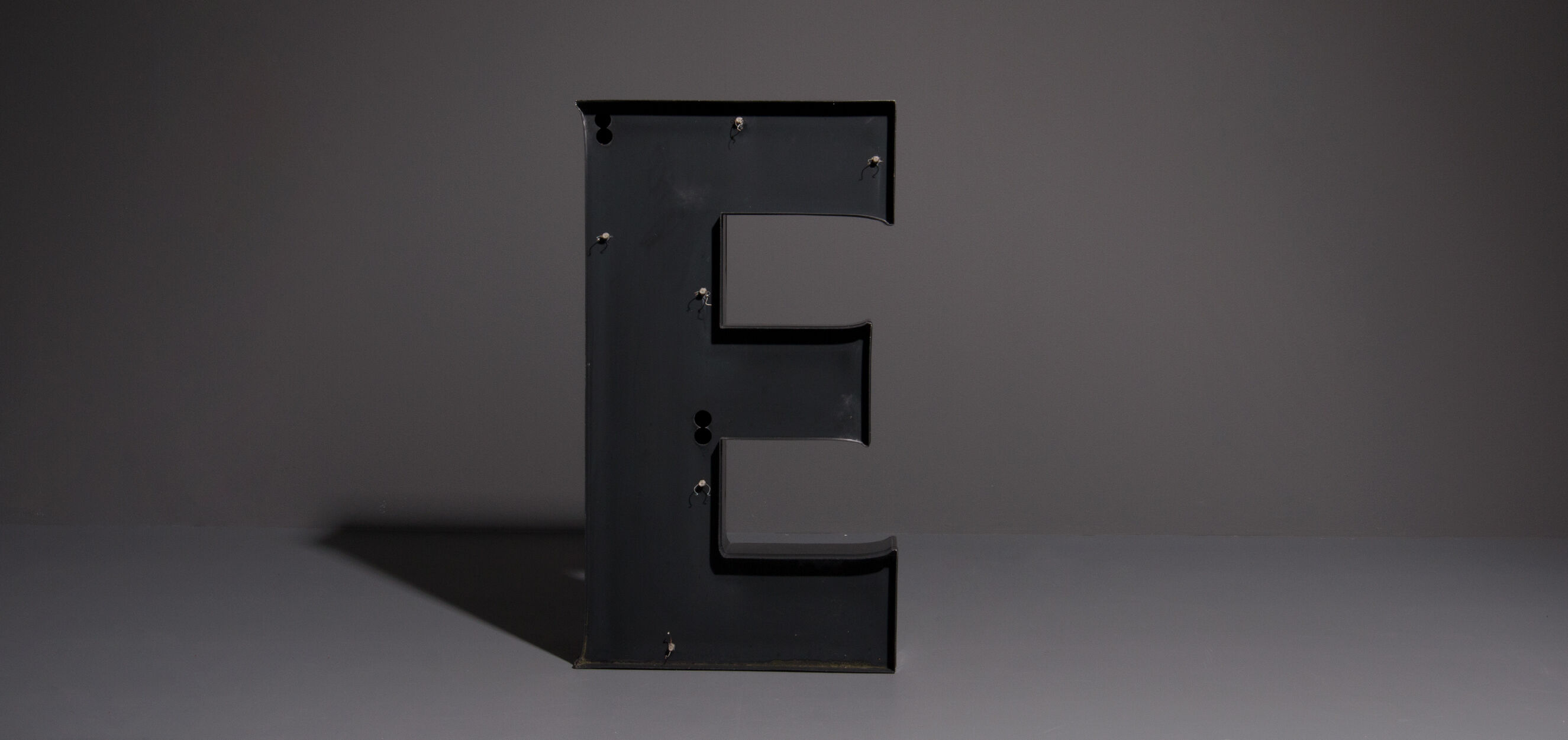 Lettre publicitaire XL avec néon éclairage "E"