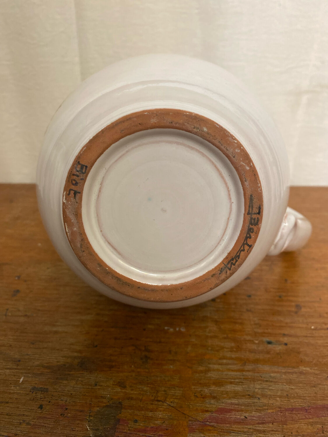 Pichet ancien en céramique de Moustiers blanche décor peint, France