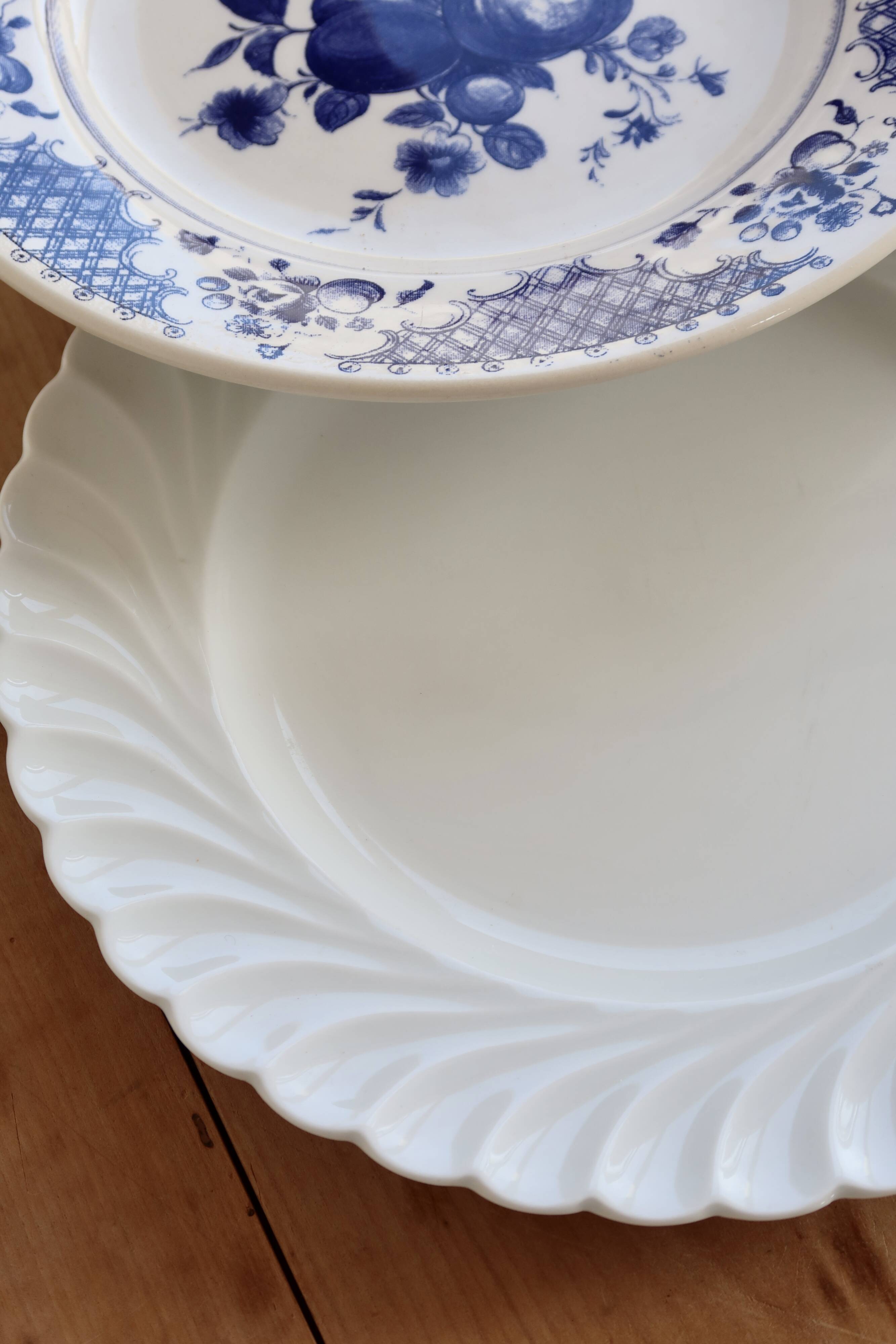 6 mismatched antique blue and white dinner plates – earthenware, porcelain