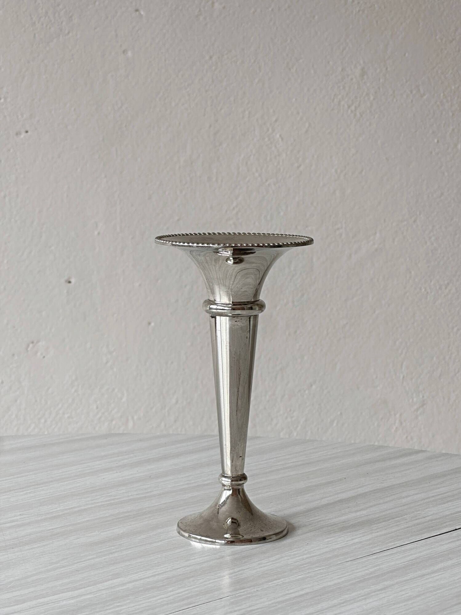 Light metal single-stem vase