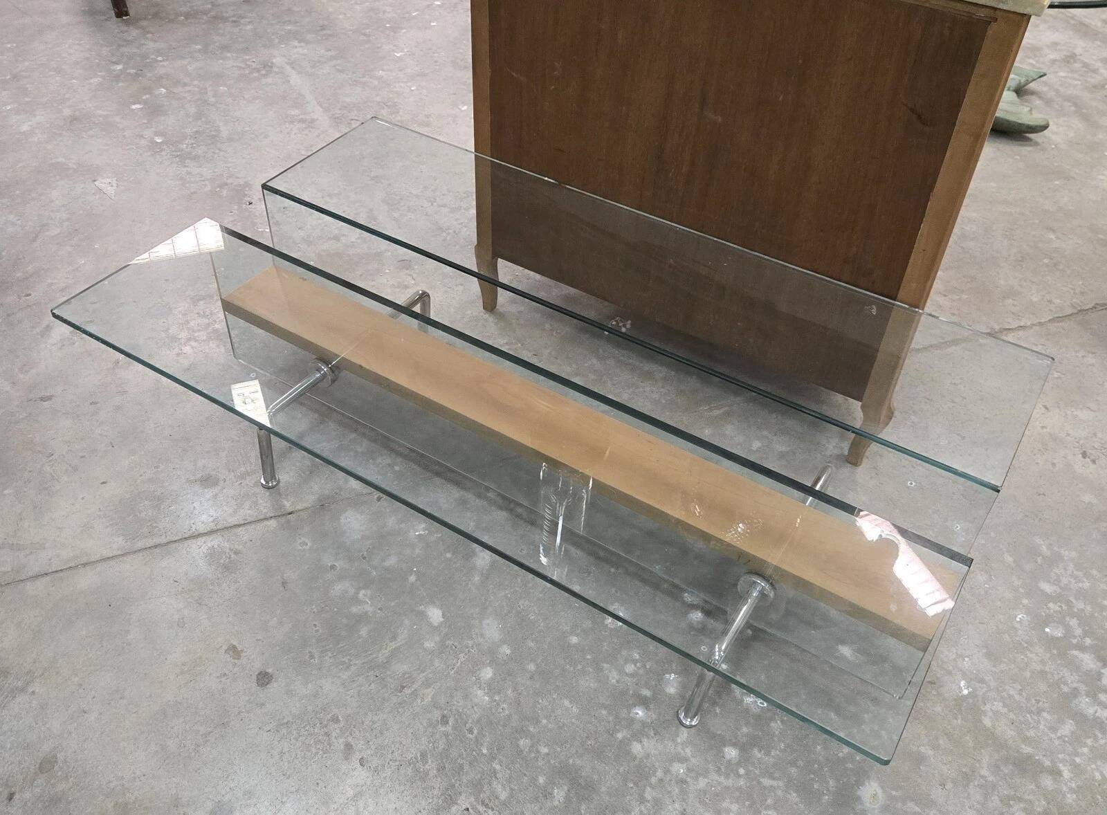 1970s design coffee table, combining transparency and visual lightness.