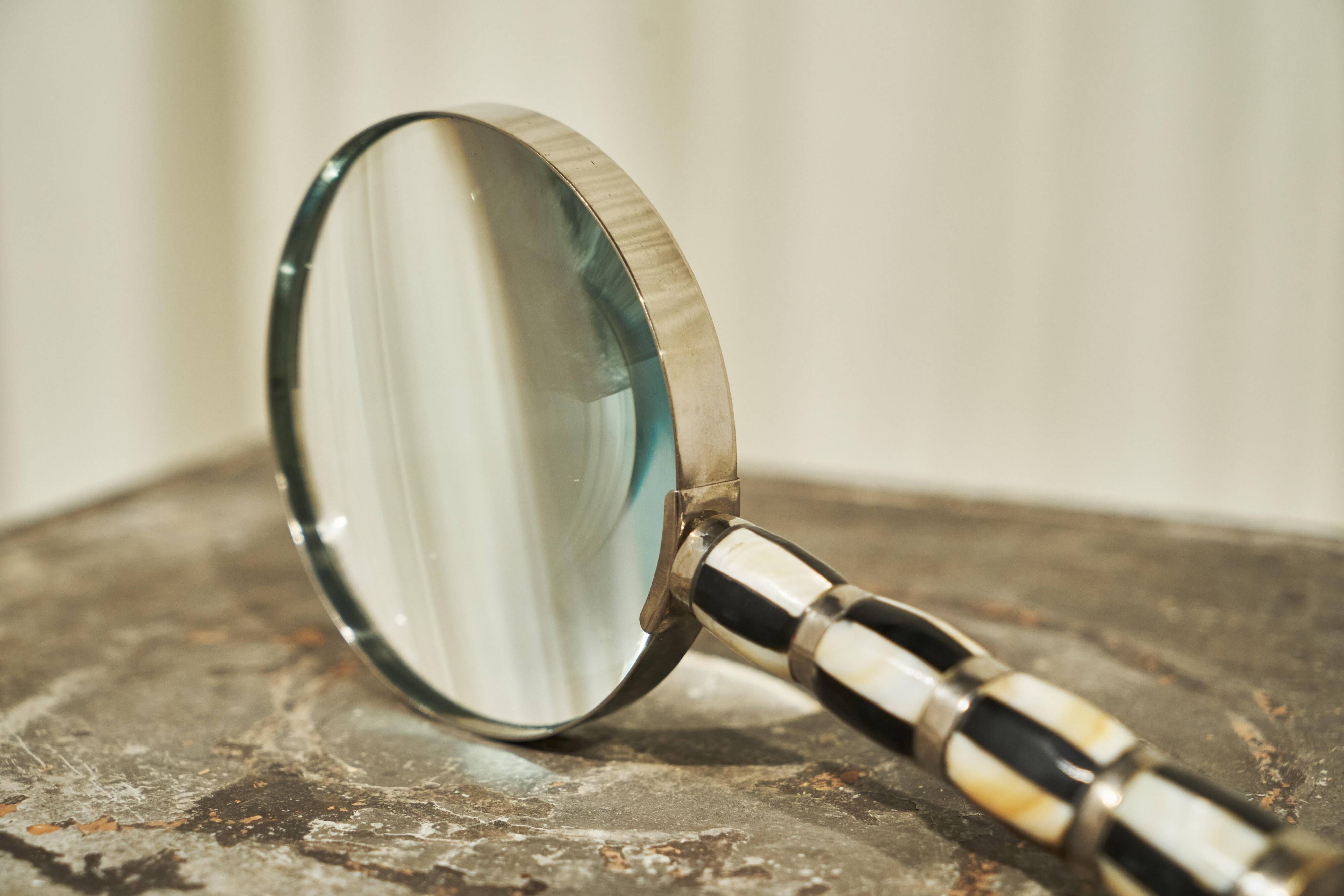 Art Deco magnifying glass in mother-of-pearl and silver, 1930.