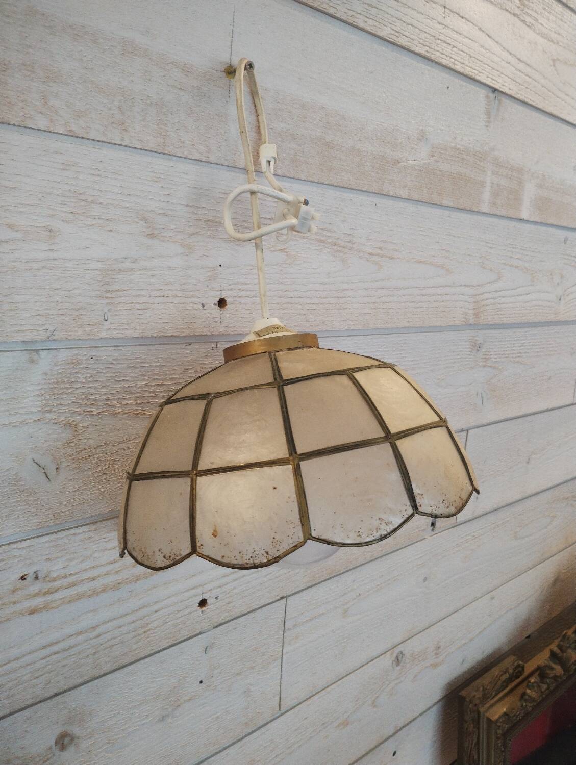 Mother-of-pearl suspension