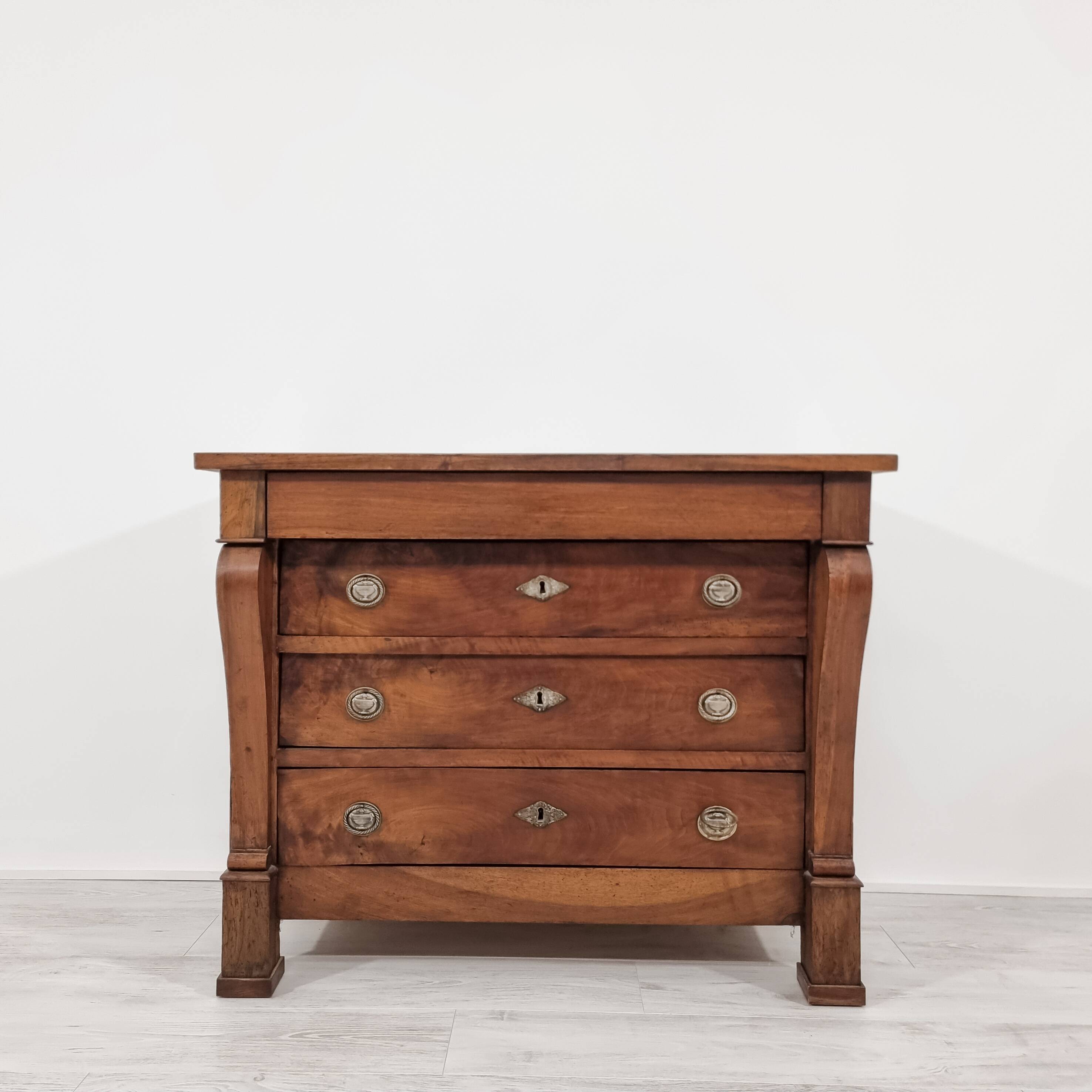 Commode en noyer style Empire