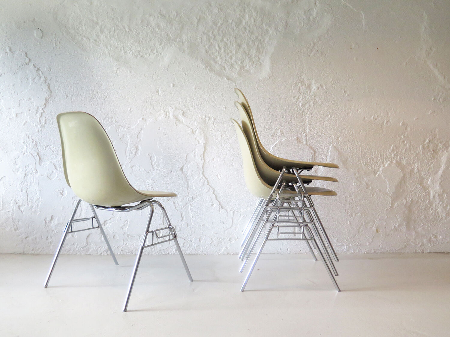 Set of 4 DCW fiber glass chairs