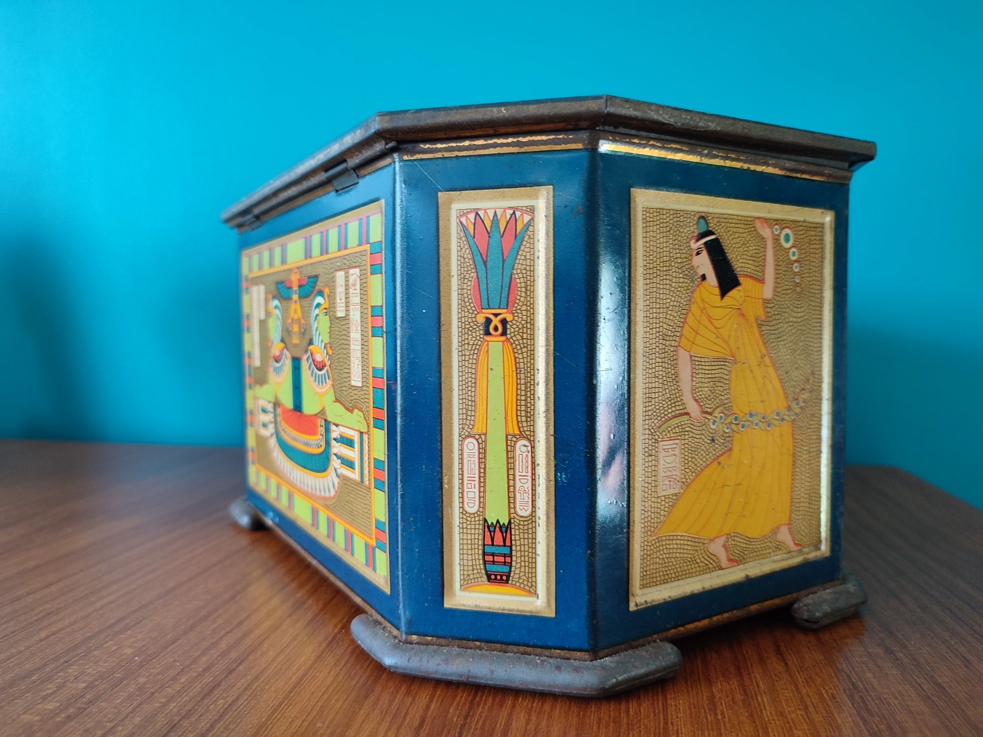 Ancient jewelry box in lithographed sheet metal Cléopâtre Egypt