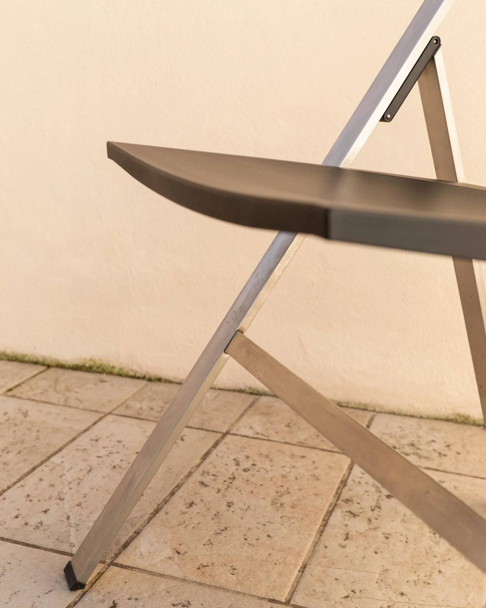 Chaise pliante Tecno P08 par Justus Kolberg - Cadre en acier, siège en plastique noir, fabriquée en Italie, années 1990.