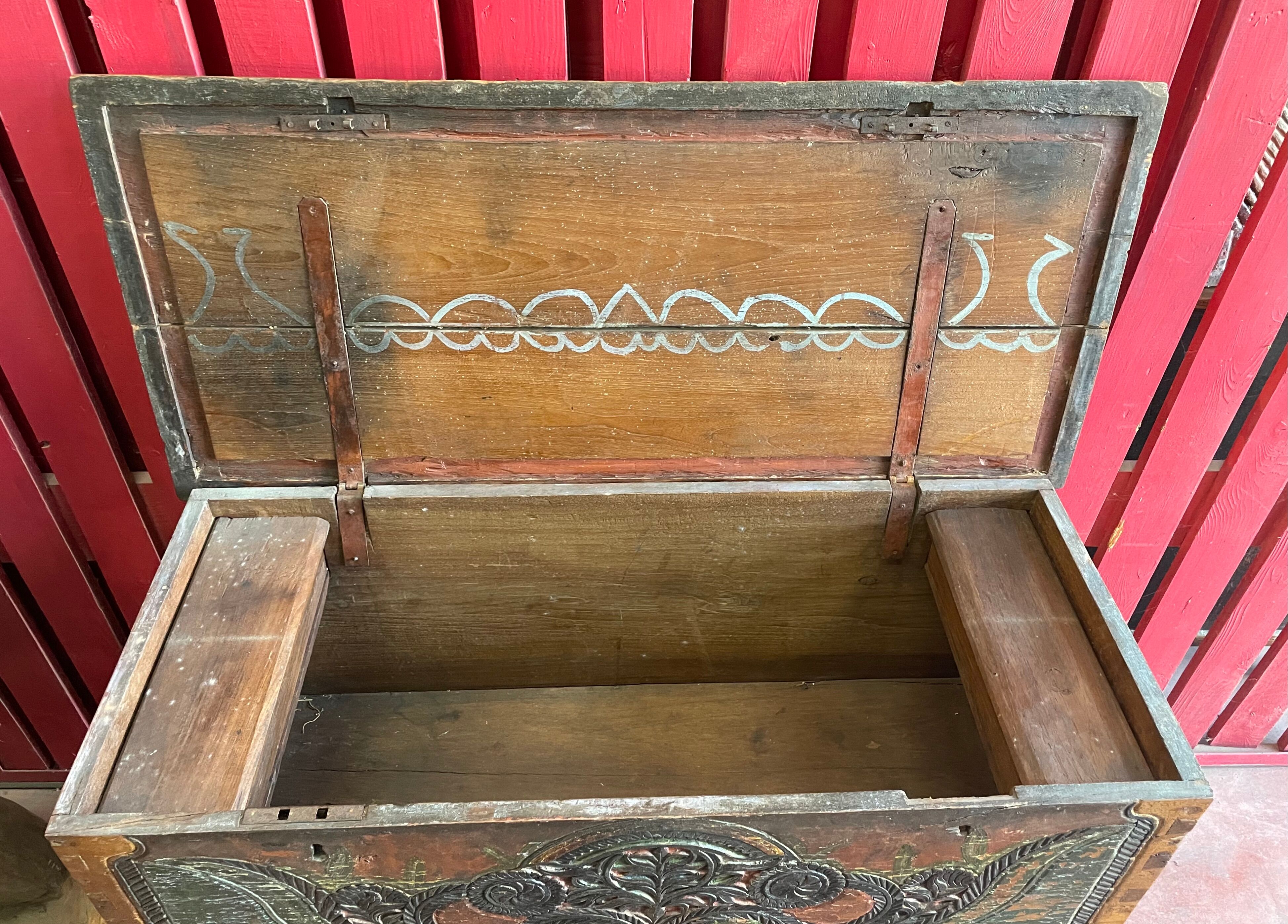 19th century merchant's chest on wheels, Indénosie, Madura island