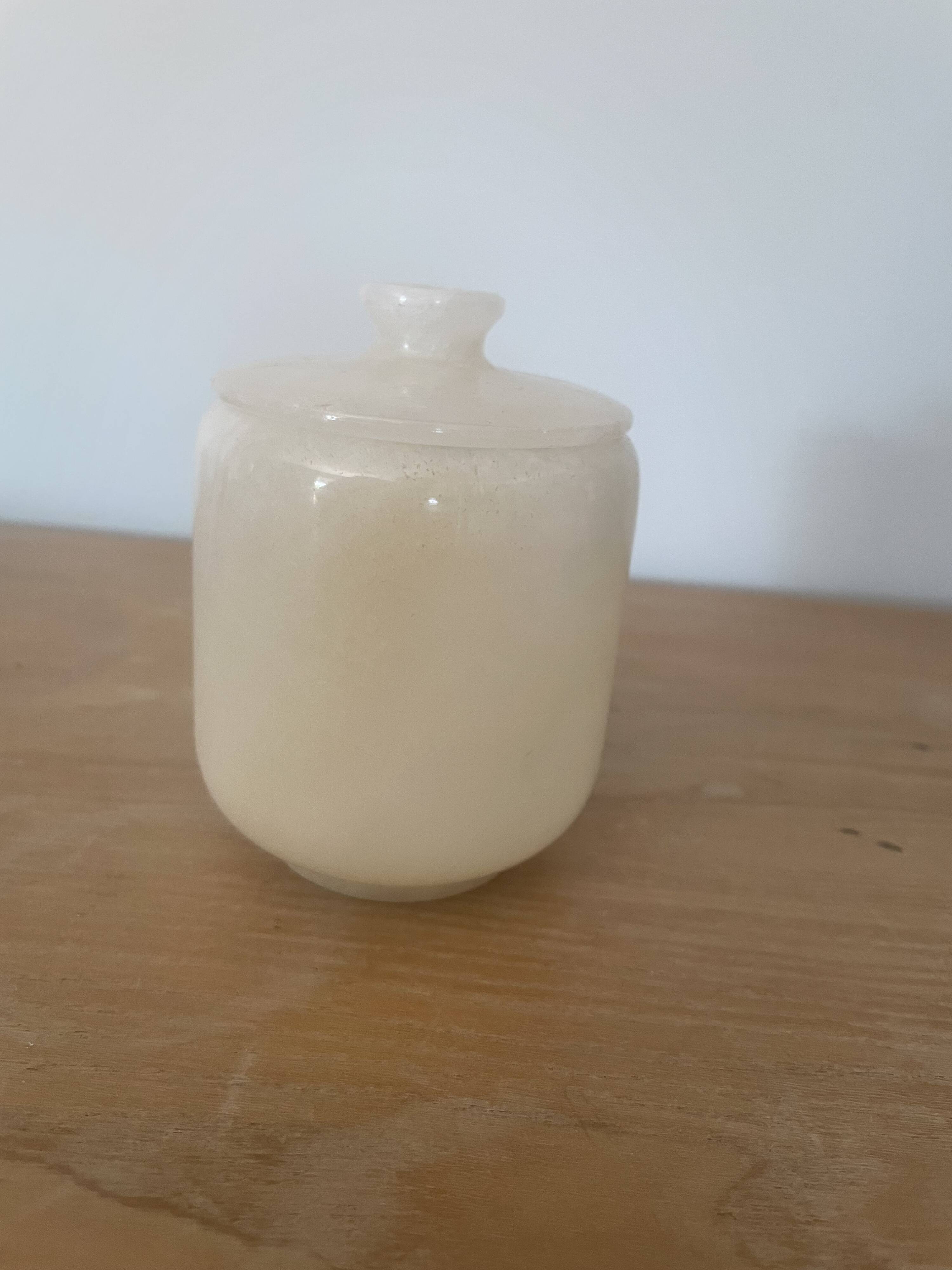 Petit pot en Albatre avec son couvercle assorti