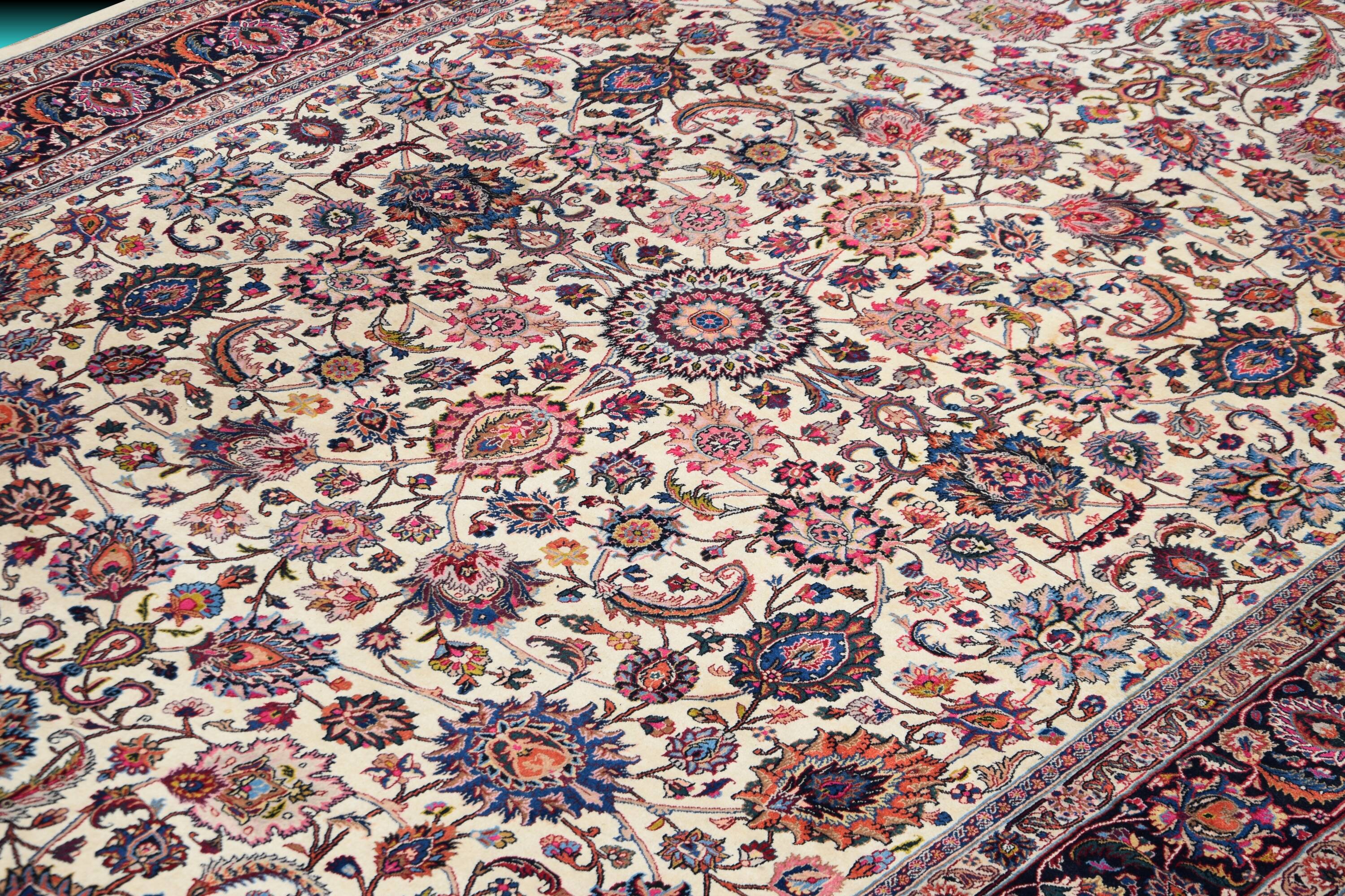 Oriental carpet Tabriz Iran in wool and silk – Signed "Saber" – 210 x 300 cm
