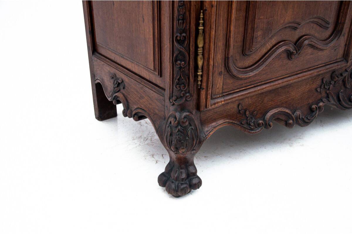 Commode ancienne sur pattes de lion, Europe occidentale, vers 1880. Après rénovation.