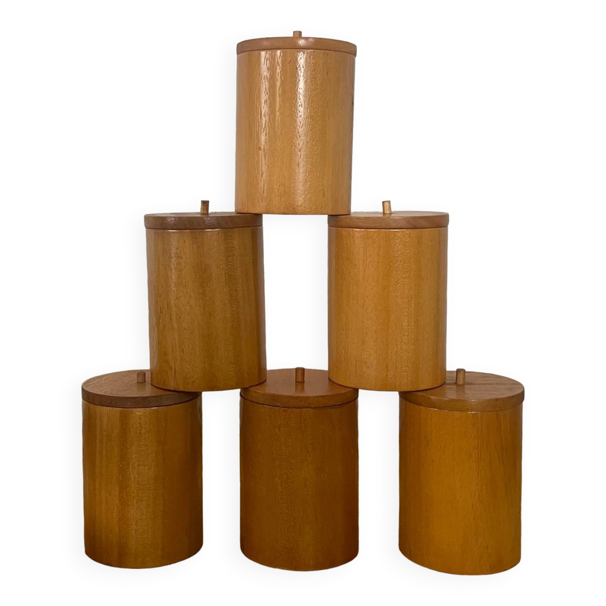 6 pots à épices en bois.