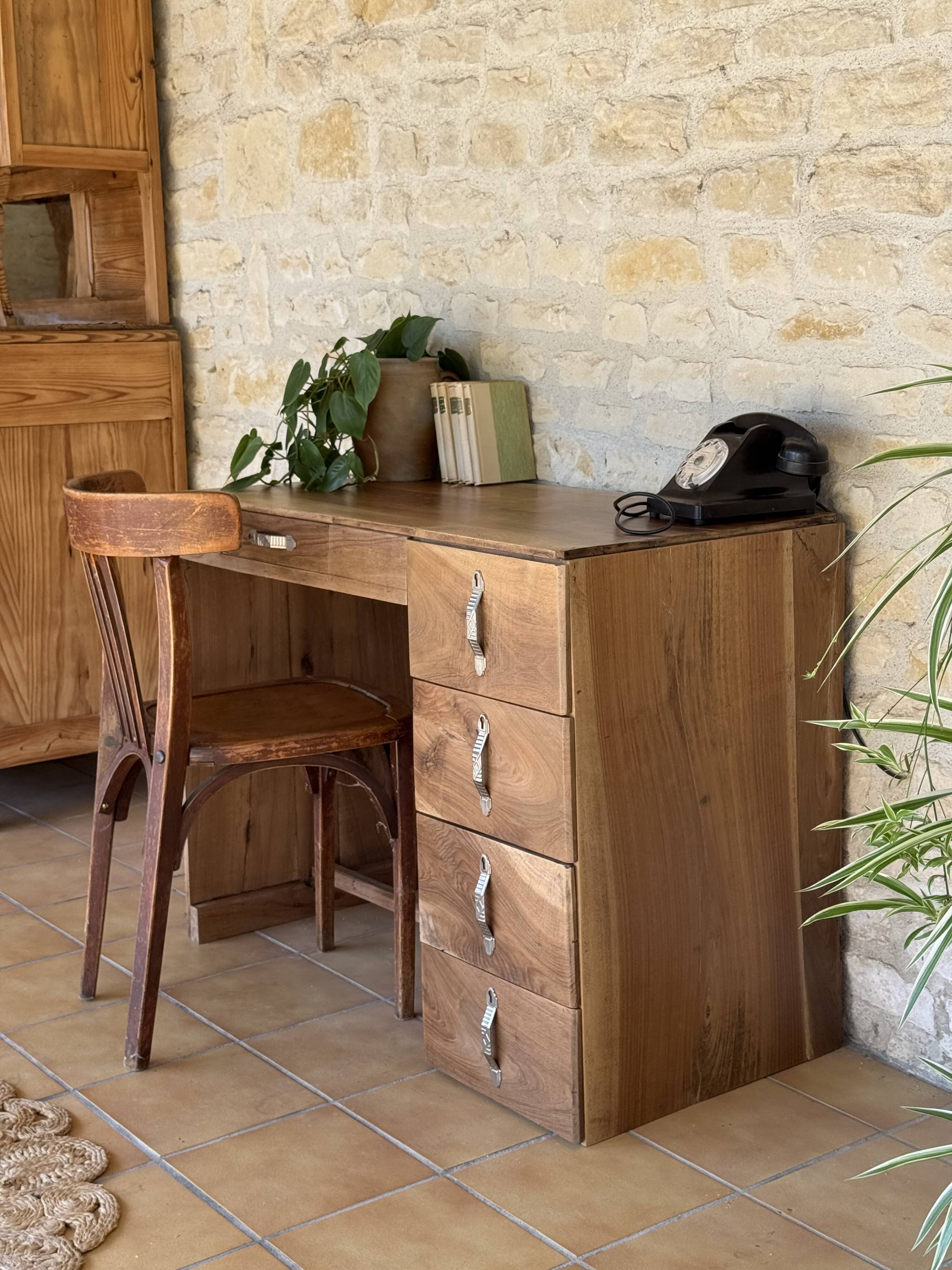 Bureau en noyer massif rénové 5 tiroirs