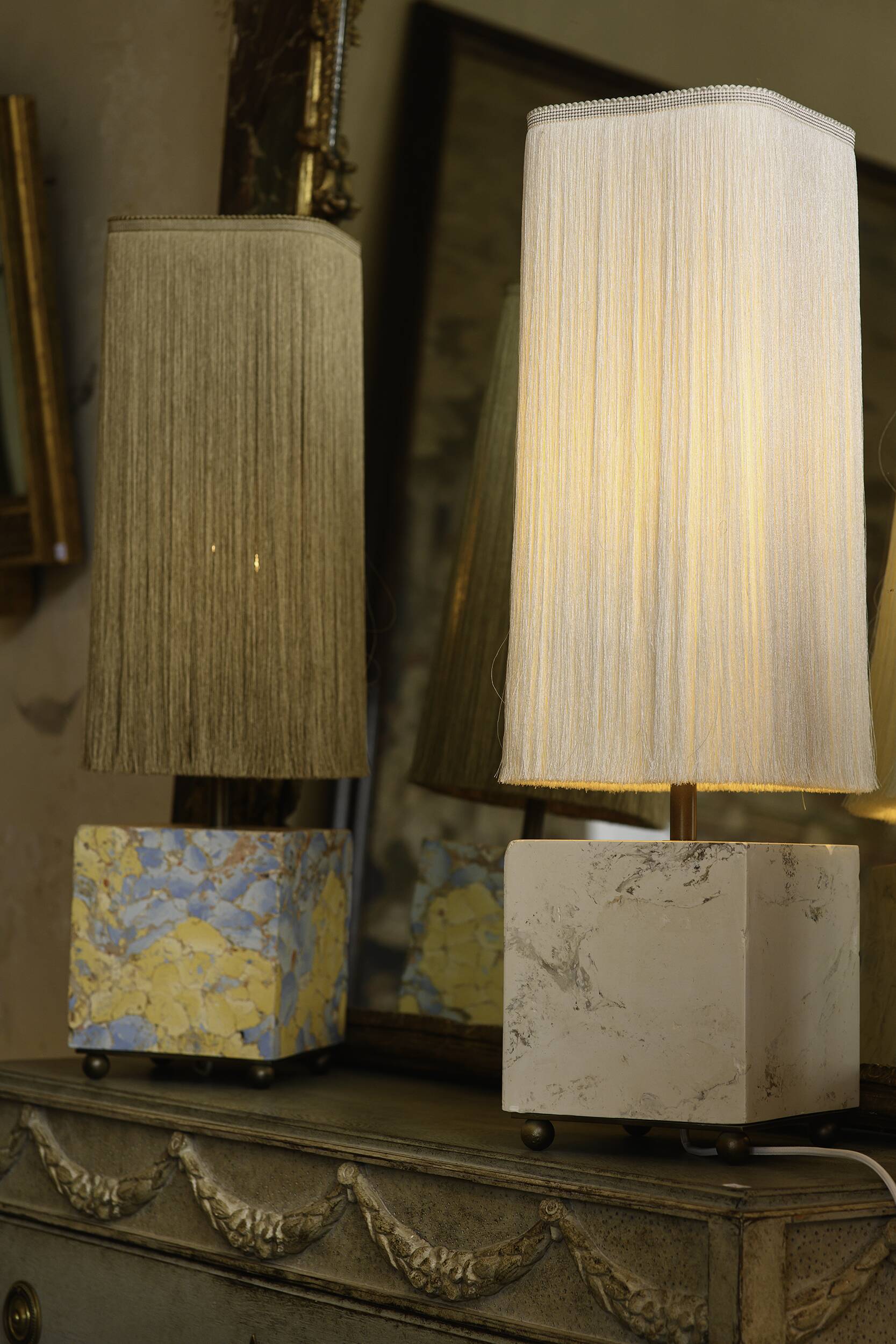 Base stuck blue beige marble-plaster, fringed lampshade Houles, 21st century.