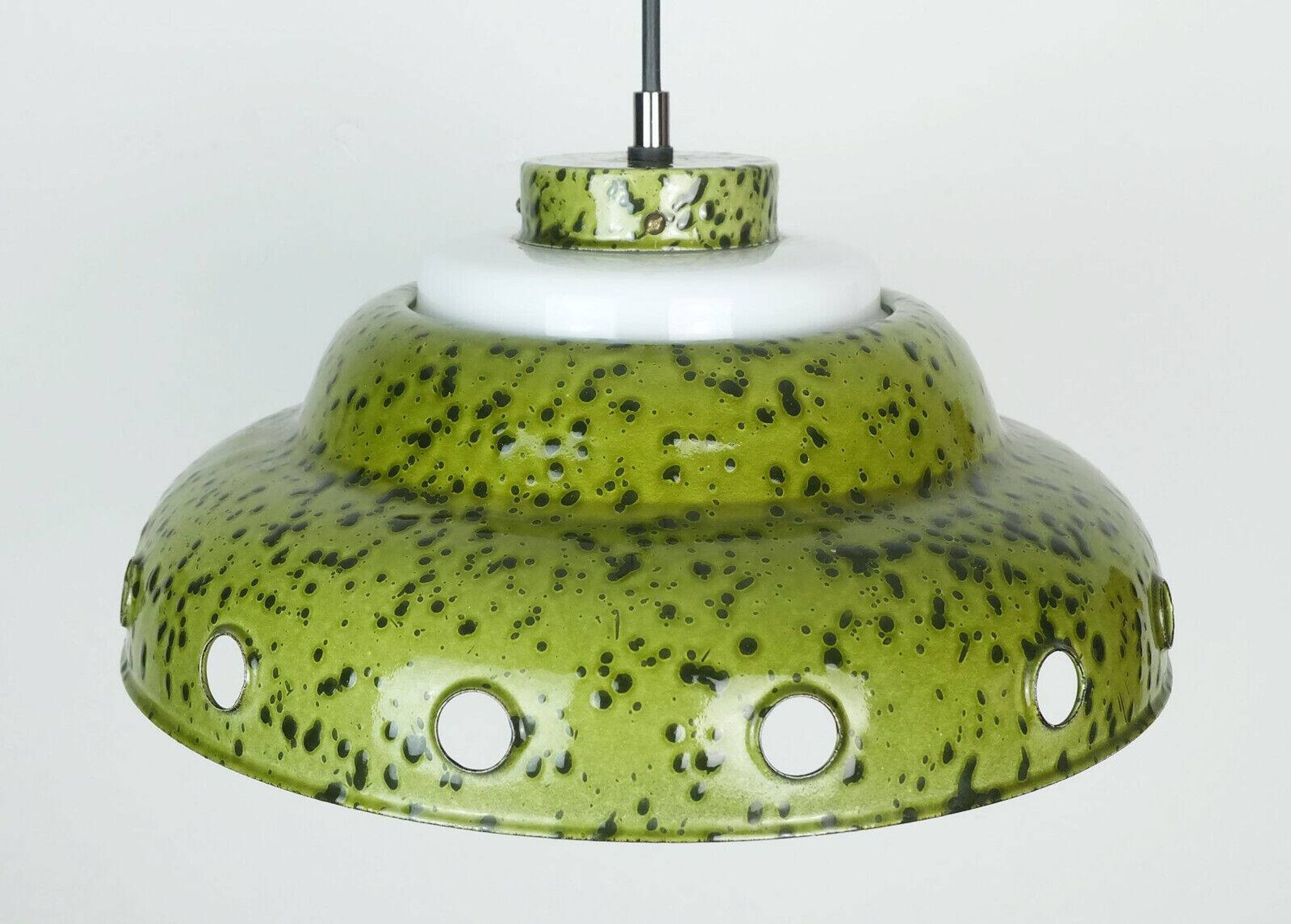 Suspension vintage en métal émaillé et verre blanc 1960