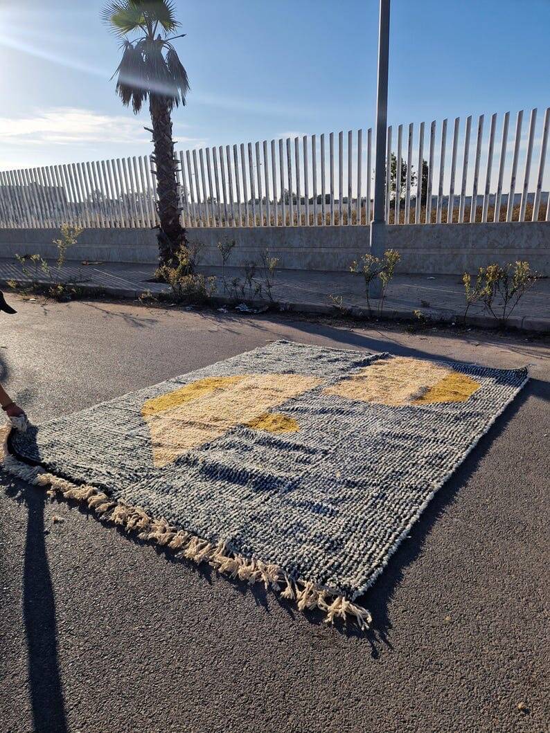 Handmade traditional Beni Ourain Berber rug, size 2/3 m.