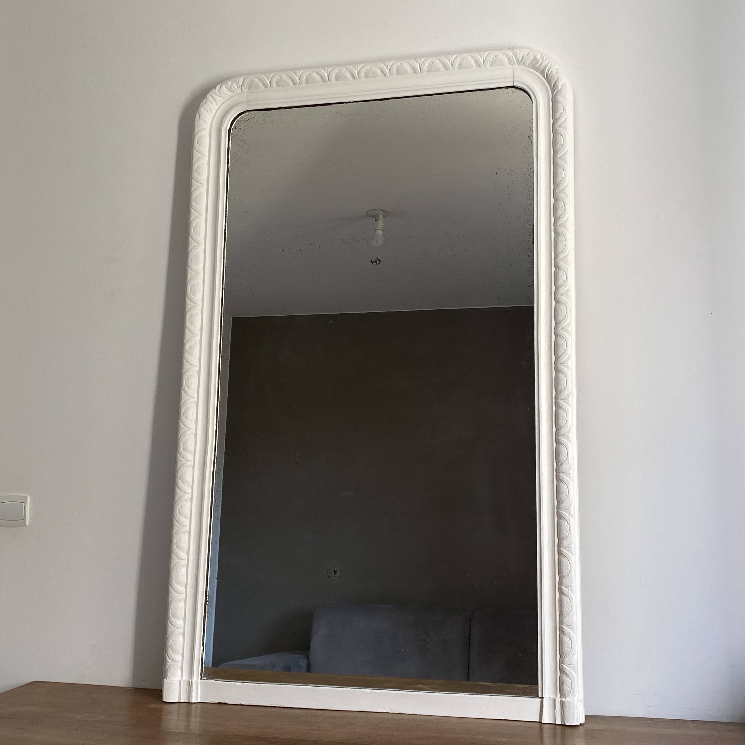 Grand miroir Louis Philippe blanc. 145x90. Fin 19ème.