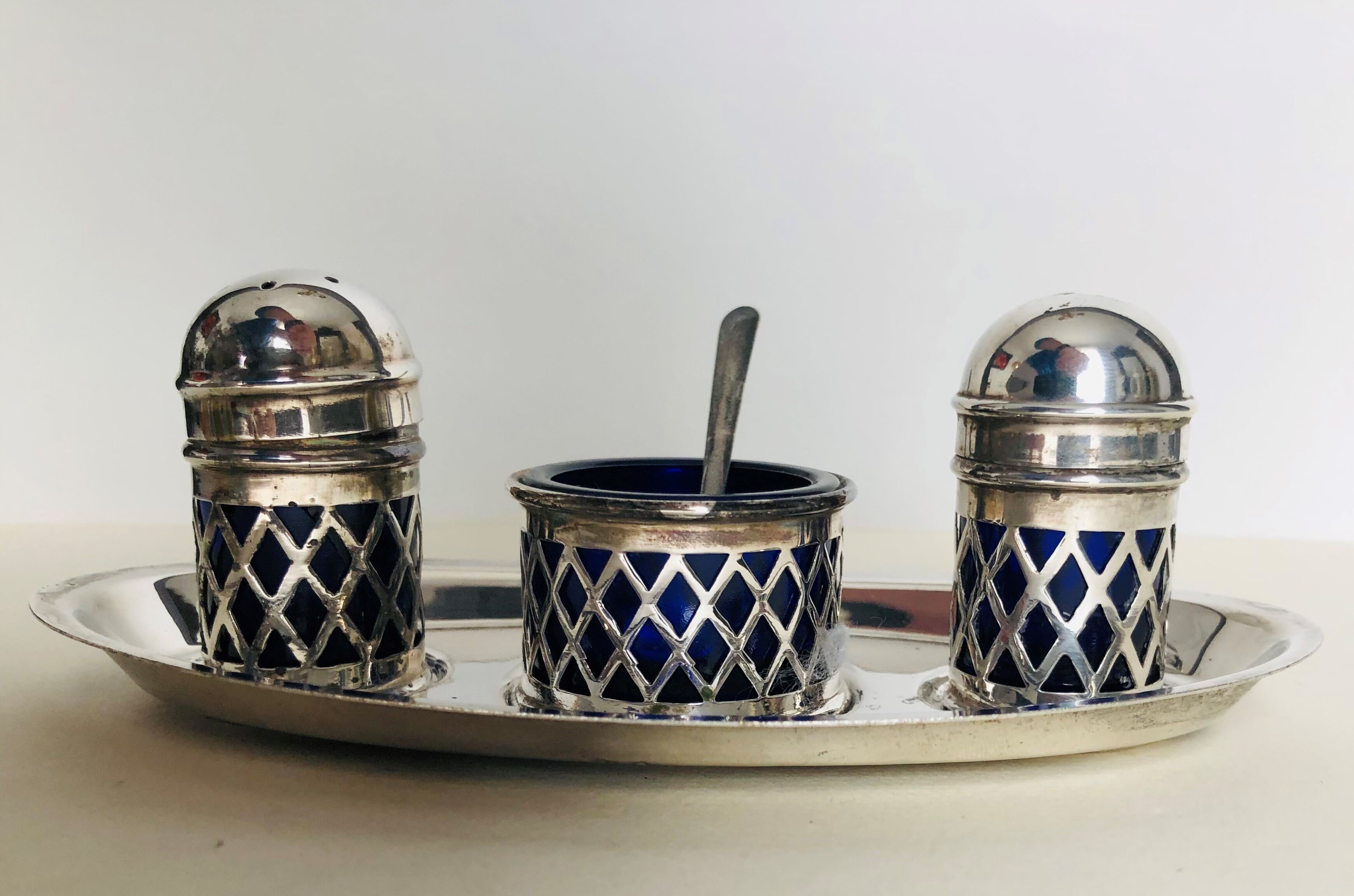 Silver metal spice service