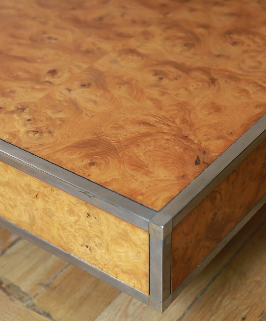 table basse en loupe d'orme avec bords chromés