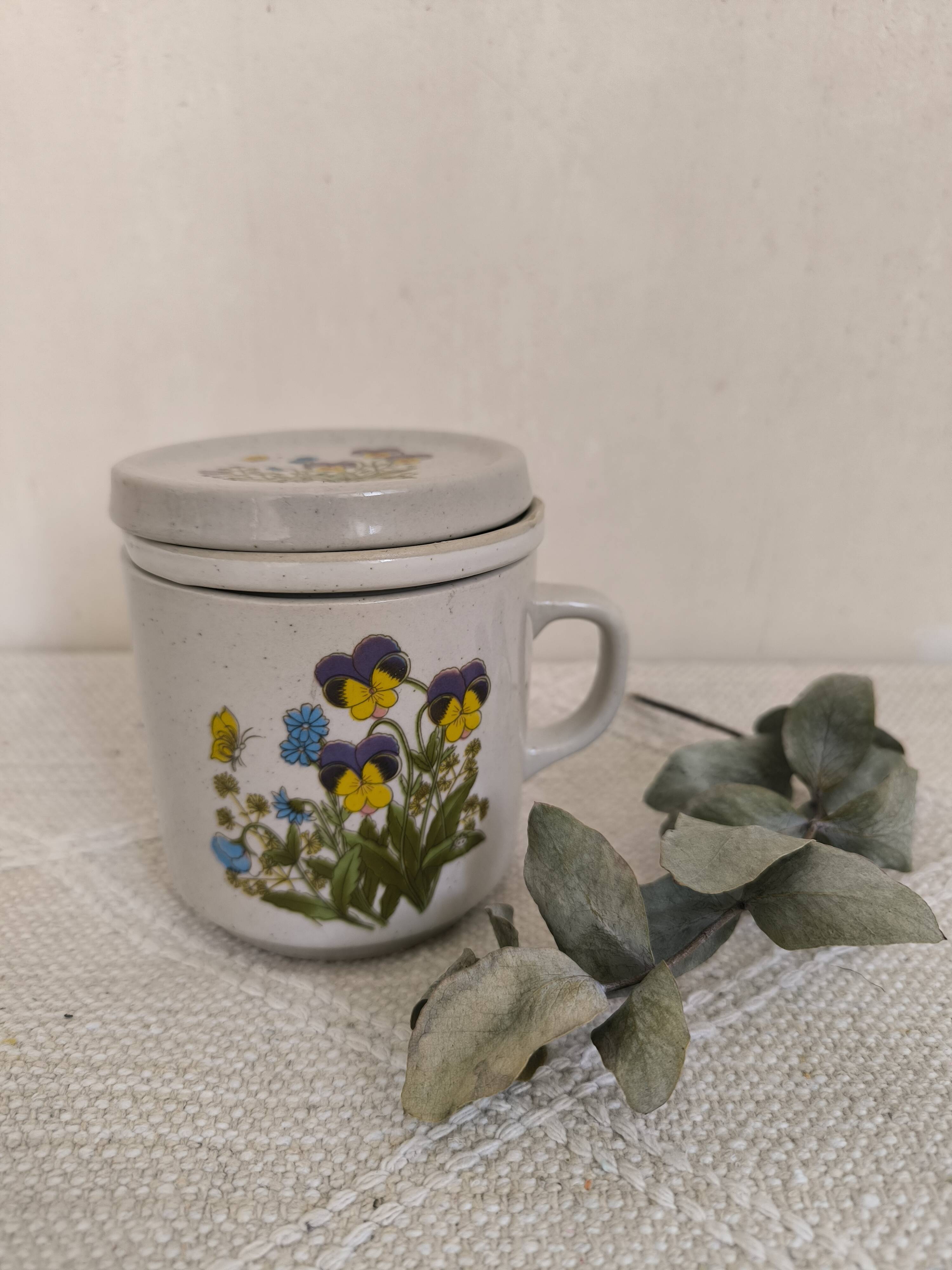Ceramic tea mug (old retro vintage