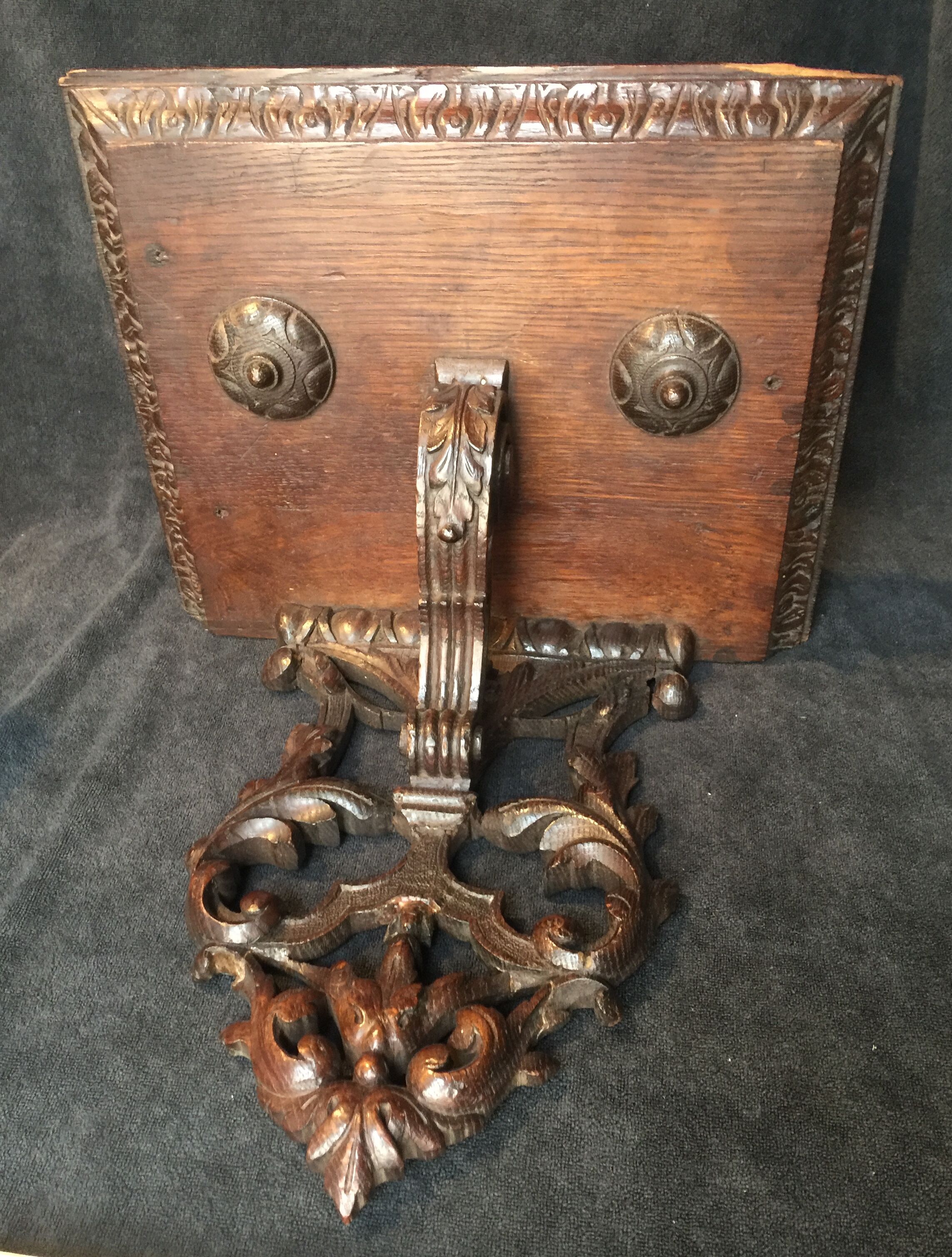 Oak applying console carved with rinsings