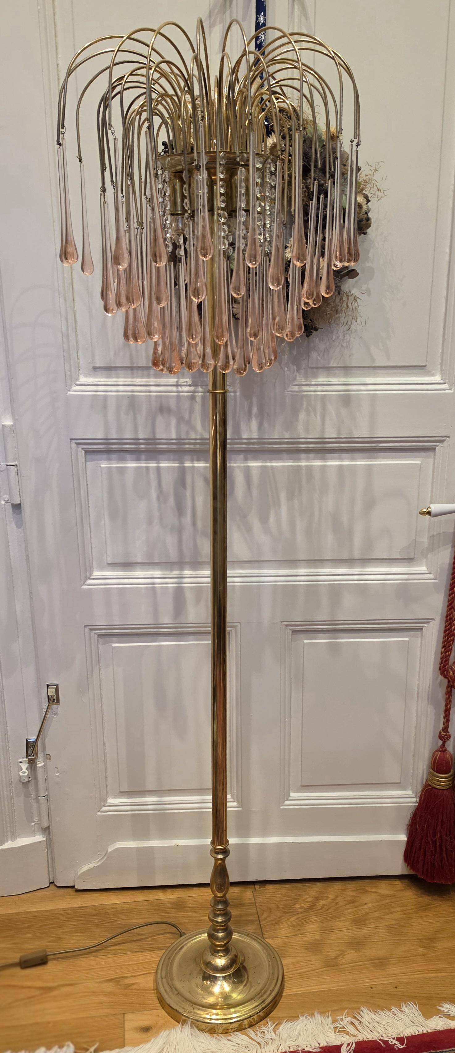 Lampe de sol vintage style Regency avec gouttes Murano en forme de cascade rose.
