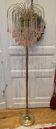 Lampe de sol vintage style Regency avec gouttes Murano en forme de cascade rose.